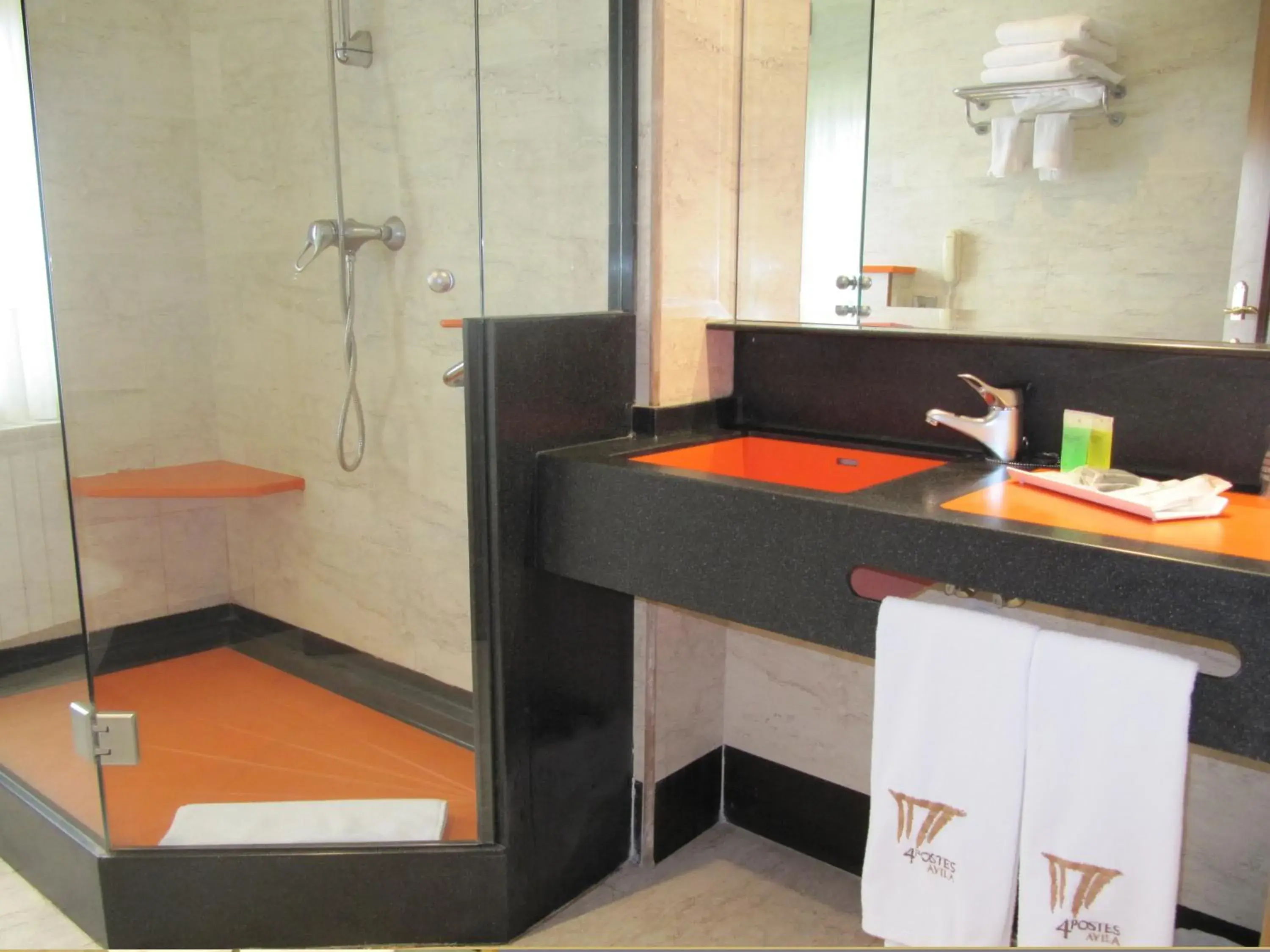 Bathroom in Hotel Sercotel Cuatro Postes