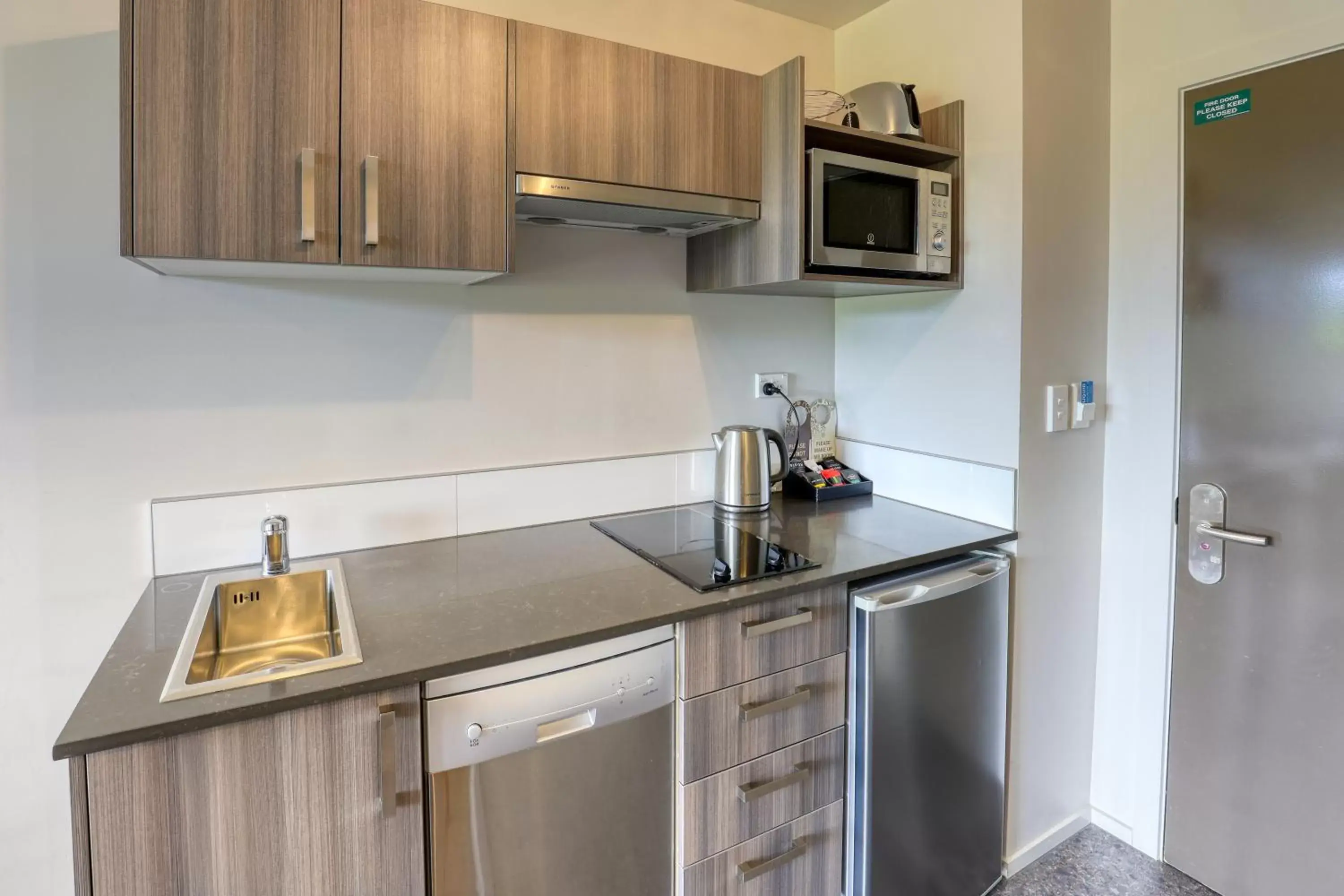 Kitchen or kitchenette, Kitchen/Kitchenette in Ramada Suites by Wyndham Queenstown Remarkables Park