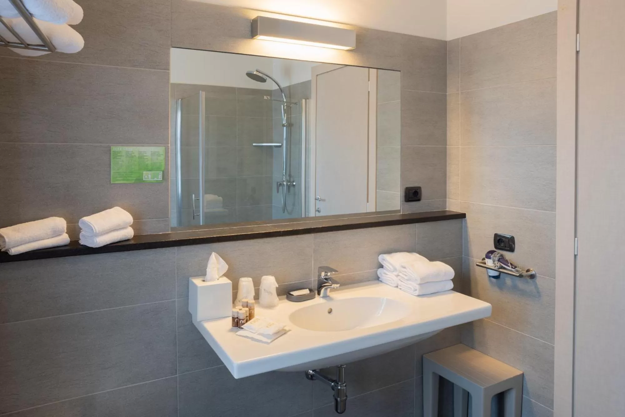 Bathroom in Le Torri - Castiglione Falletto