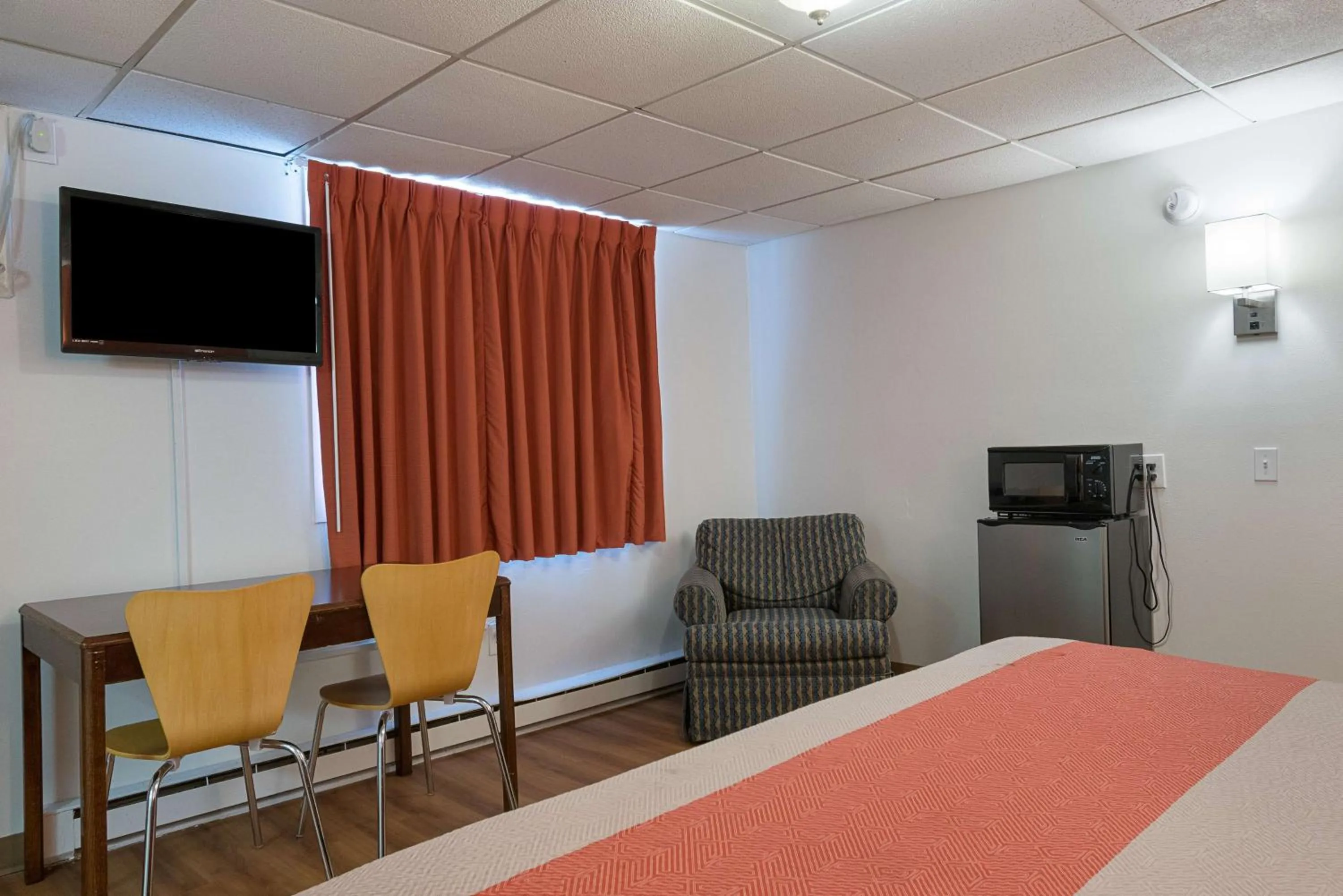 Photo of the whole room, Bed in Motel 6-Frackville, PA