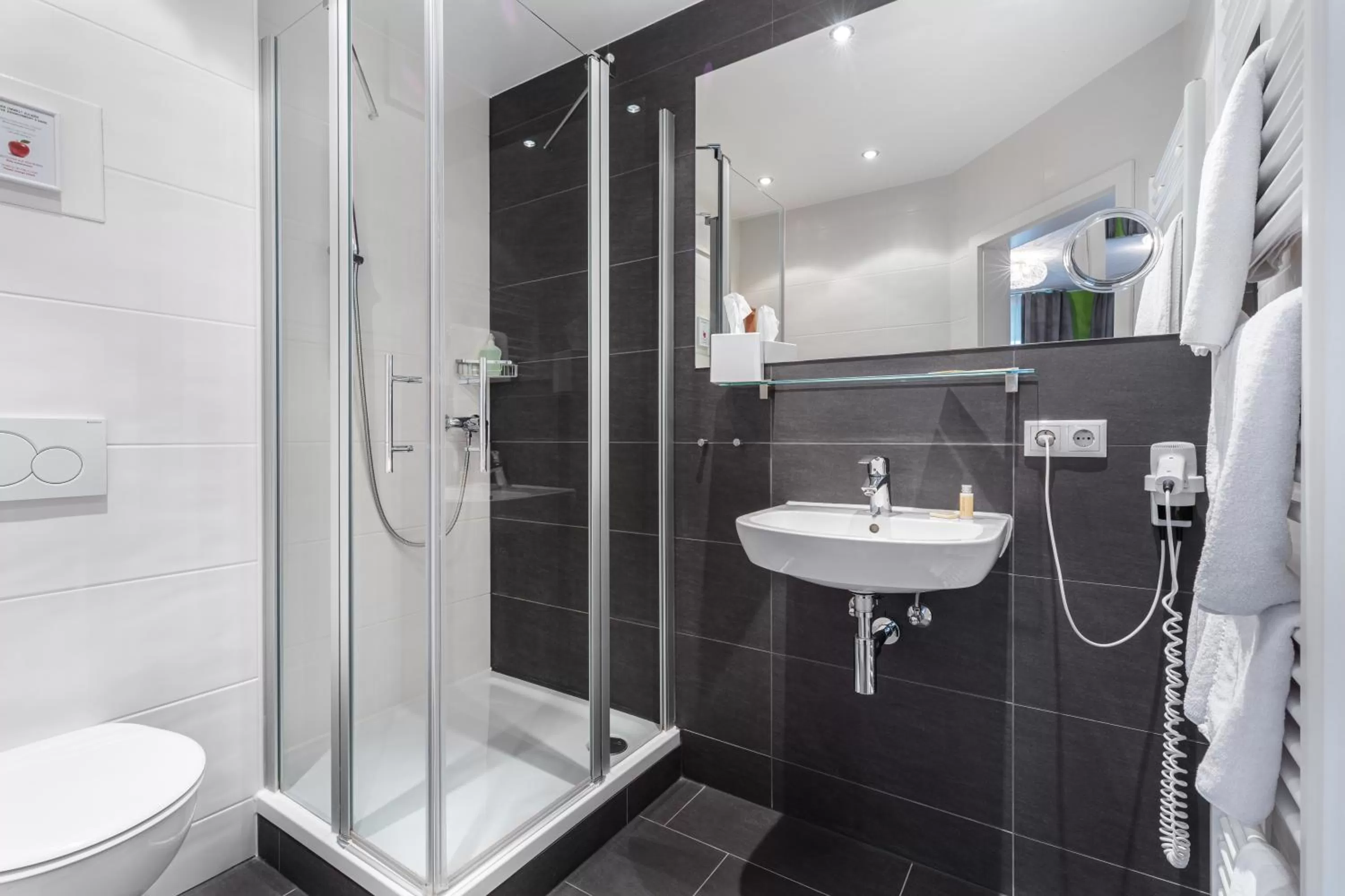 Bathroom in Schieners Hotel & Apfelhof Apartments