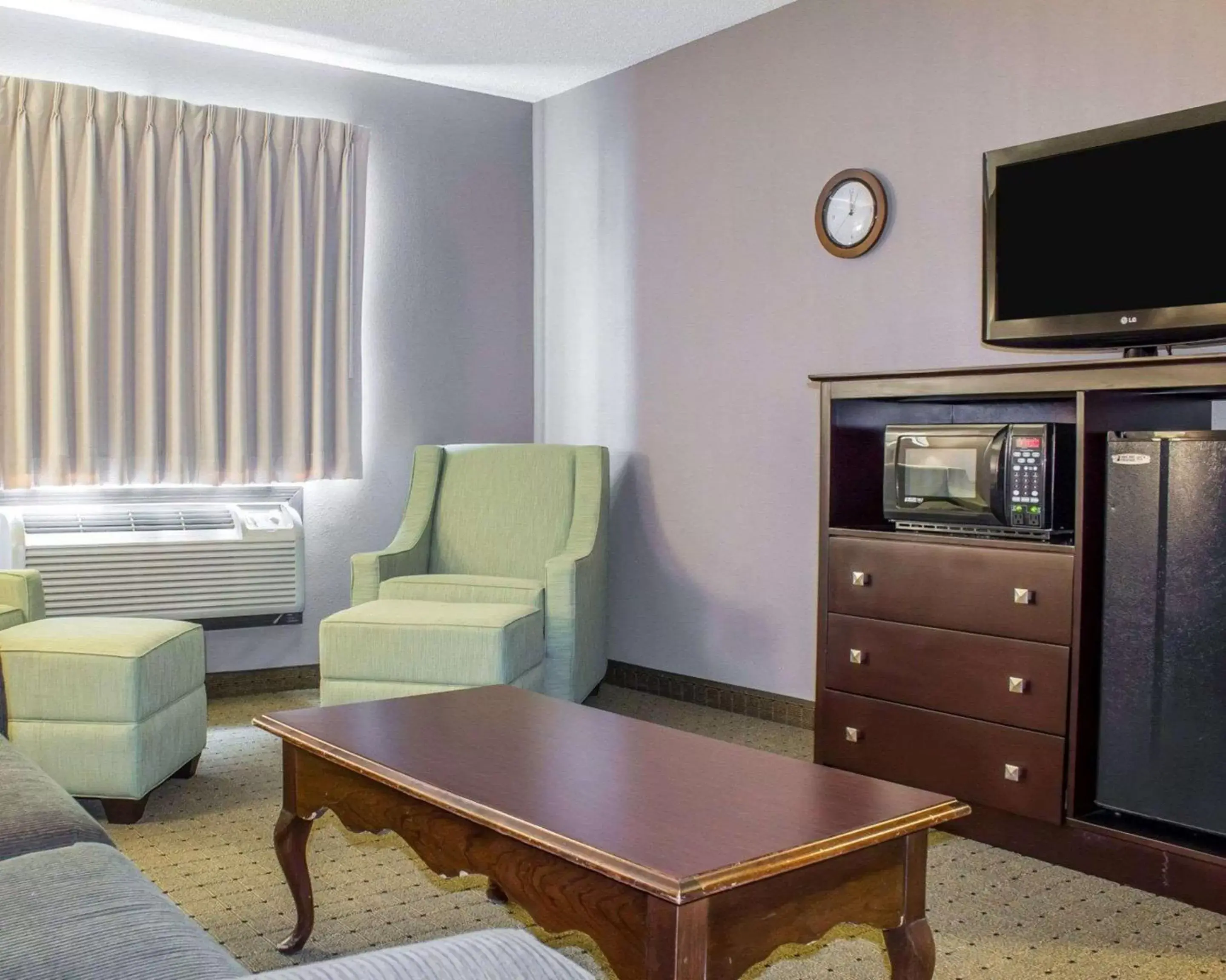 Photo of the whole room, TV/Entertainment Center in Econo Lodge Ames