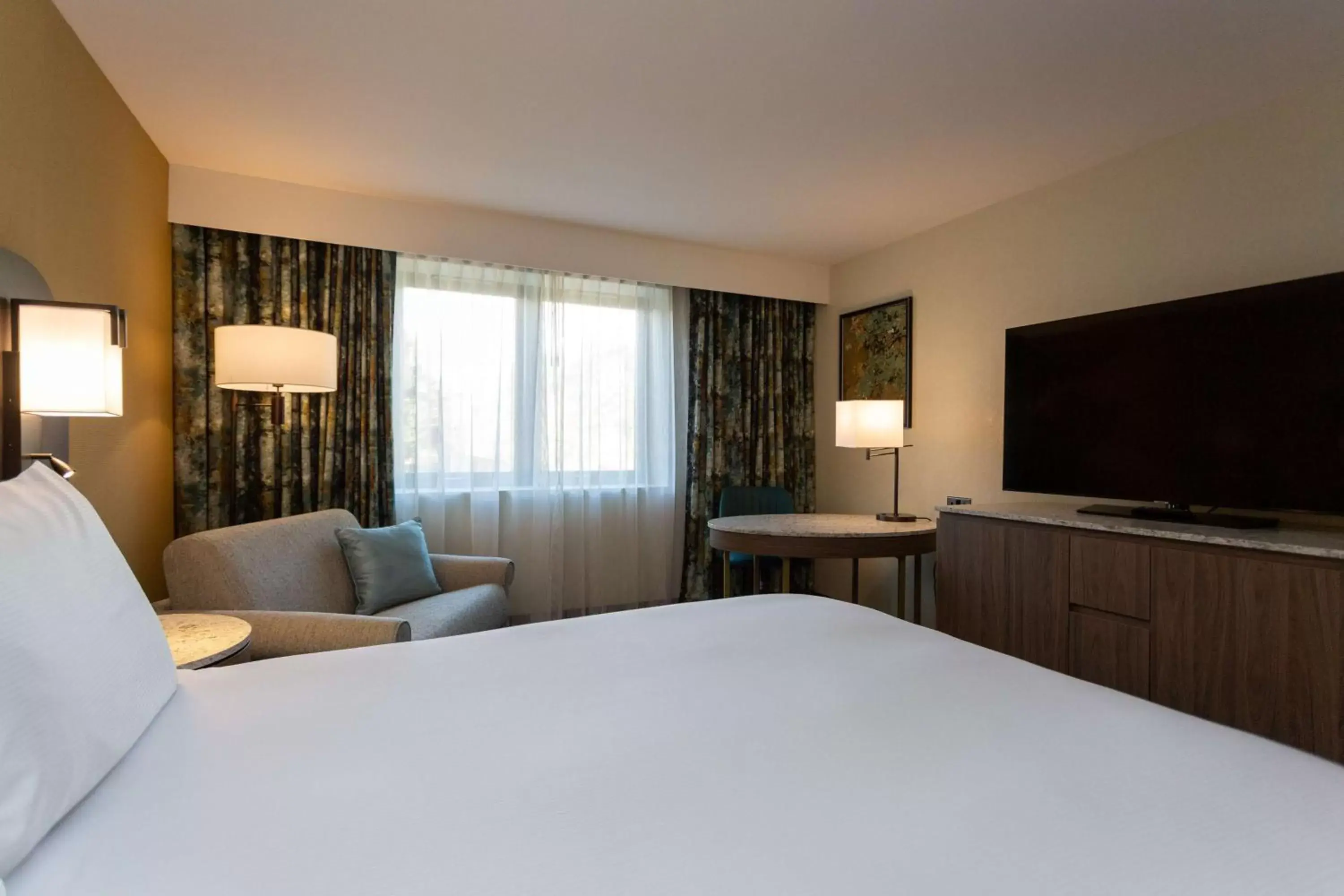 Bedroom, Bed in DoubleTree by Hilton Hotel Nottingham - Gateway