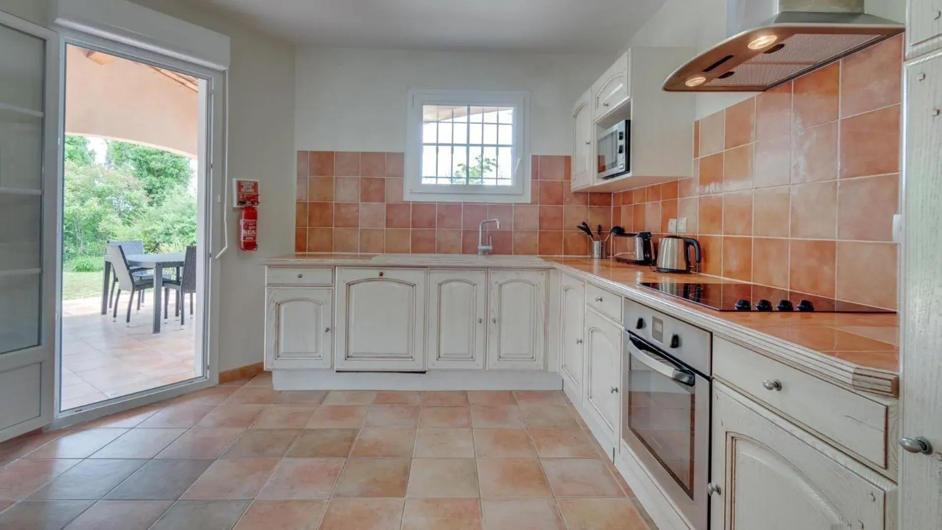 Kitchen or kitchenette, Kitchen/Kitchenette in Vacancéole  Le Domaine de Camiole