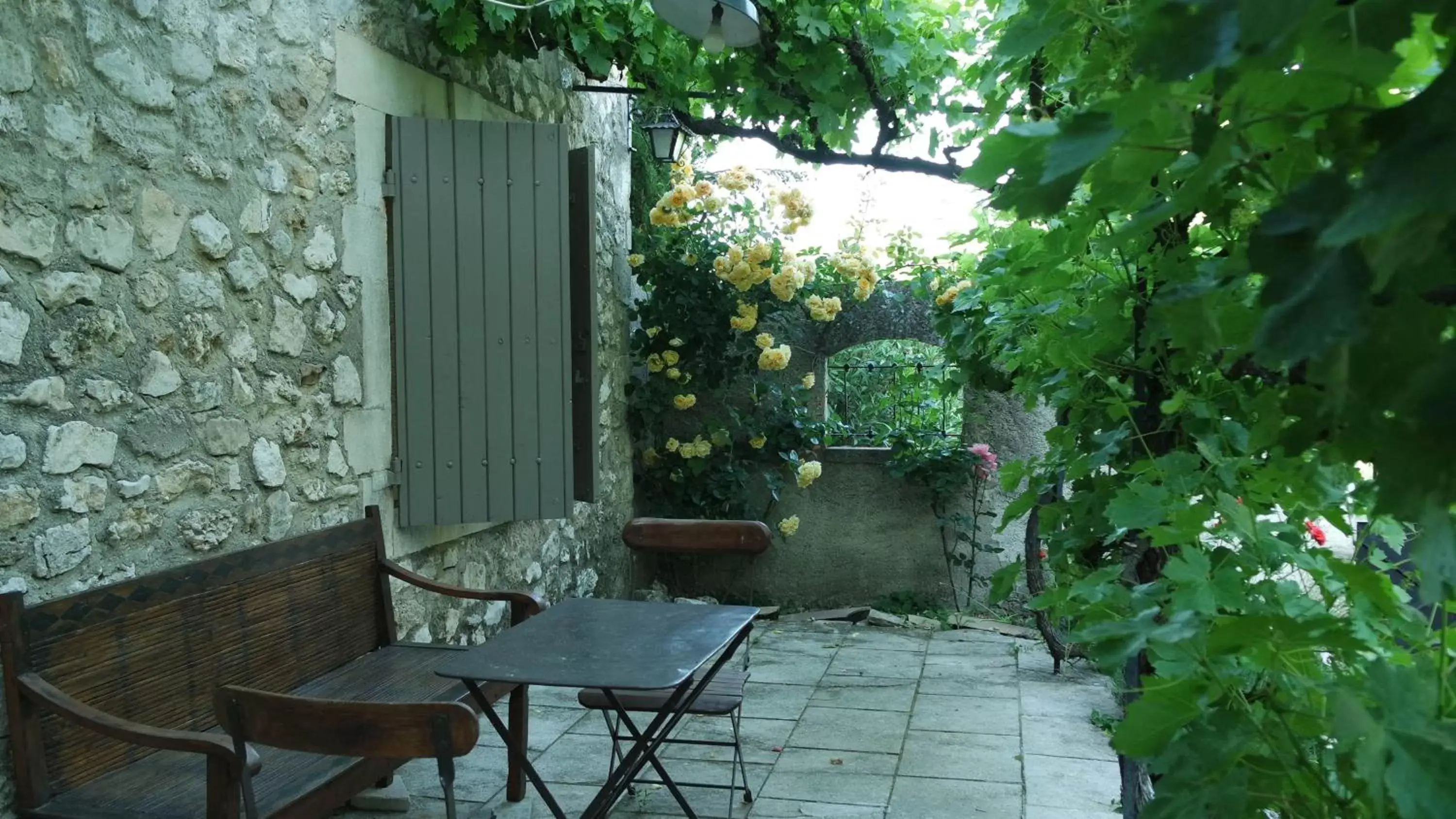 Patio/Outdoor Area in Mas Grimaud - Gîte- Studio et chambres d'hôtes familiales
