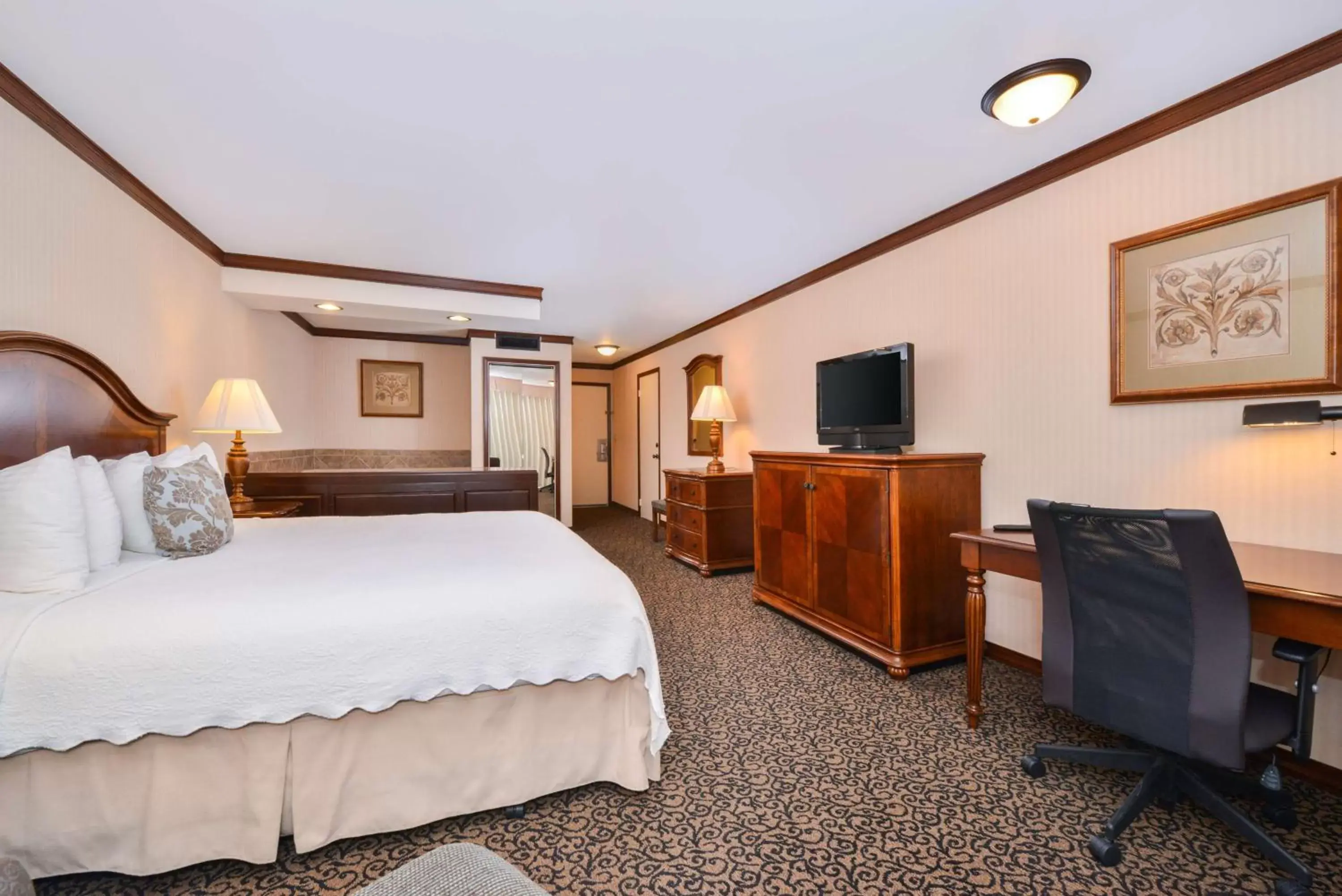 Photo of the whole room, Bed in Best Western Edgewater Resort