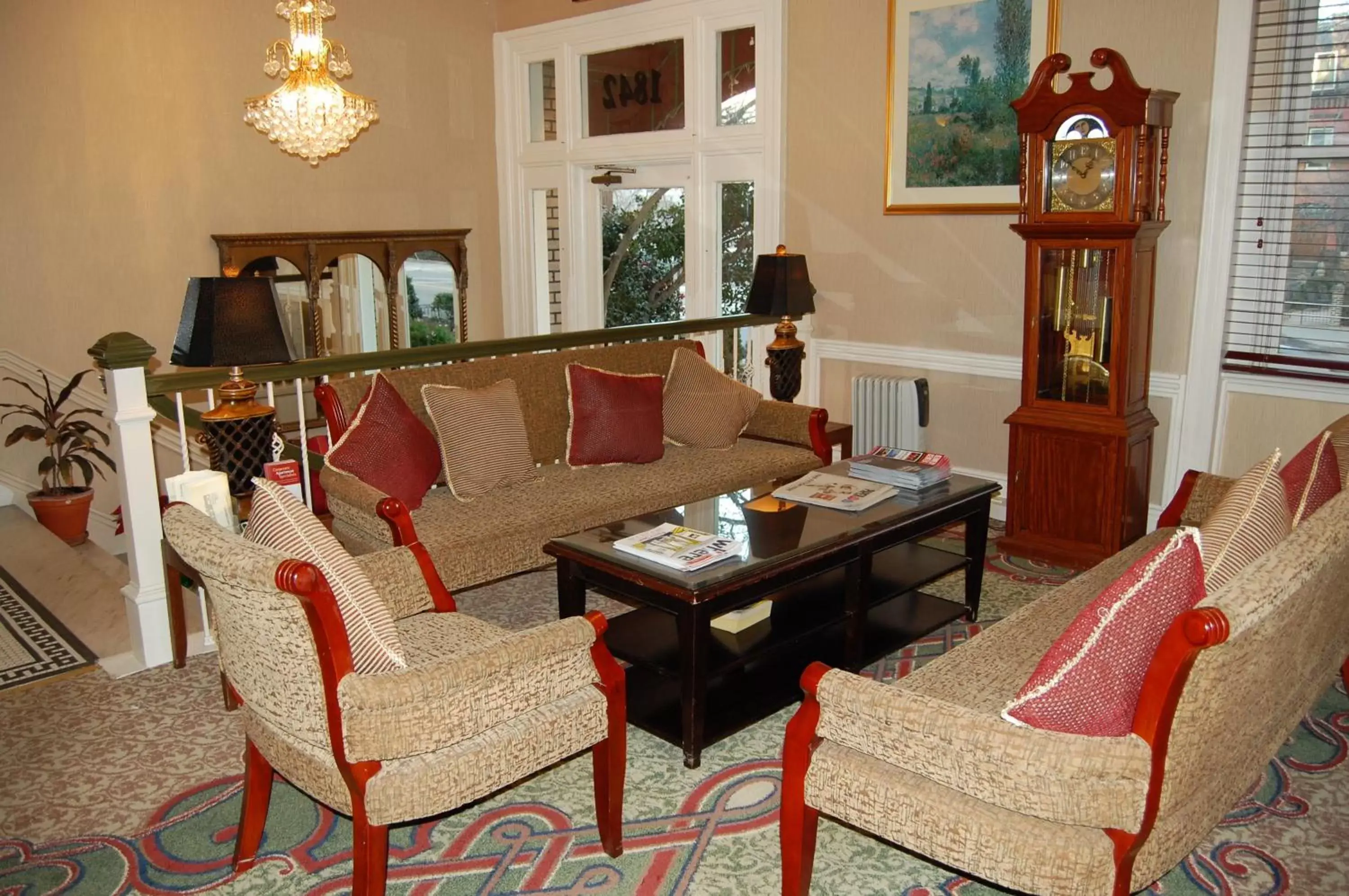 Communal lounge/ TV room, Seating Area in Windsor Inn Hotel