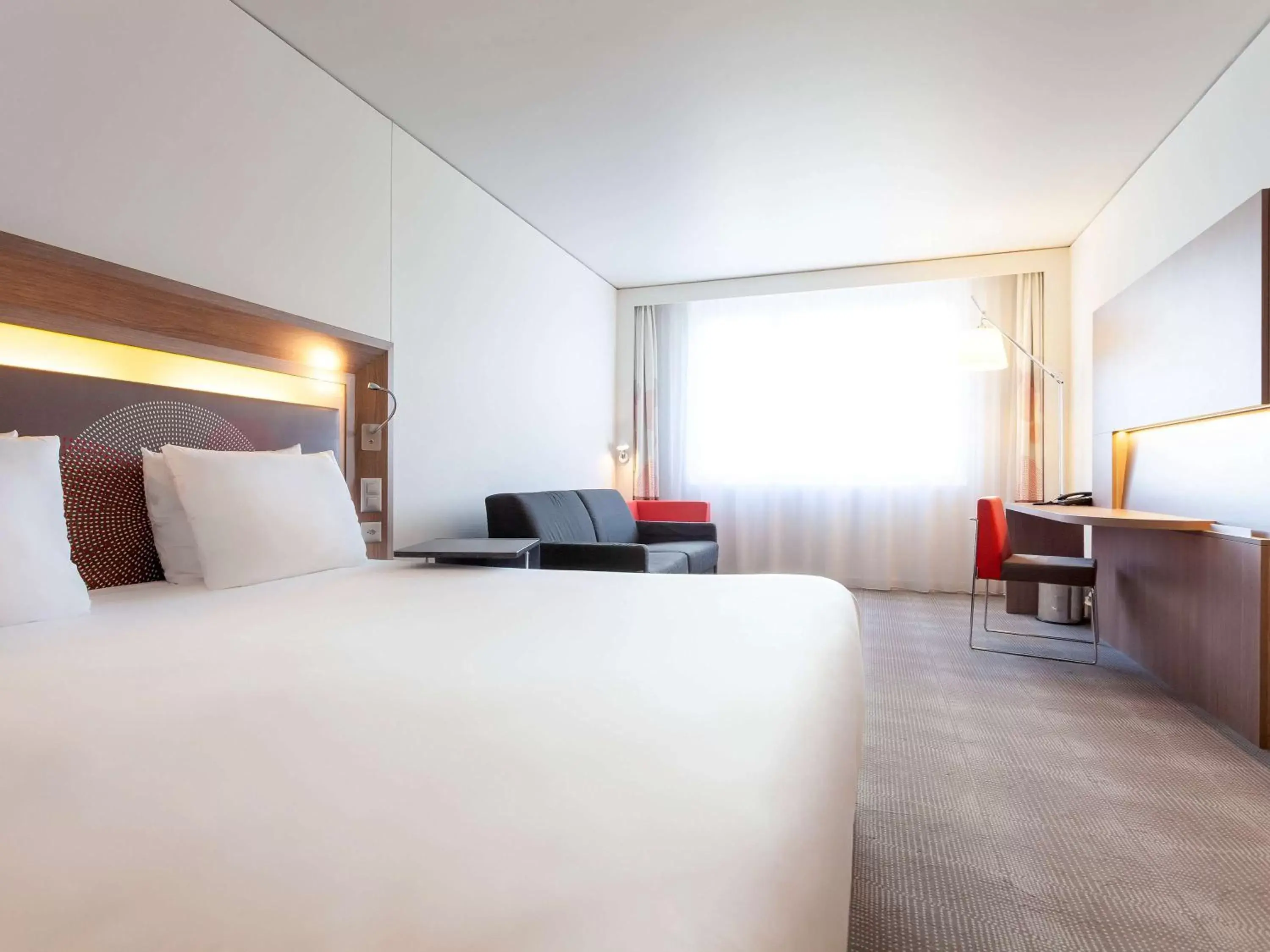 Photo of the whole room, Bed in Novotel Basel City