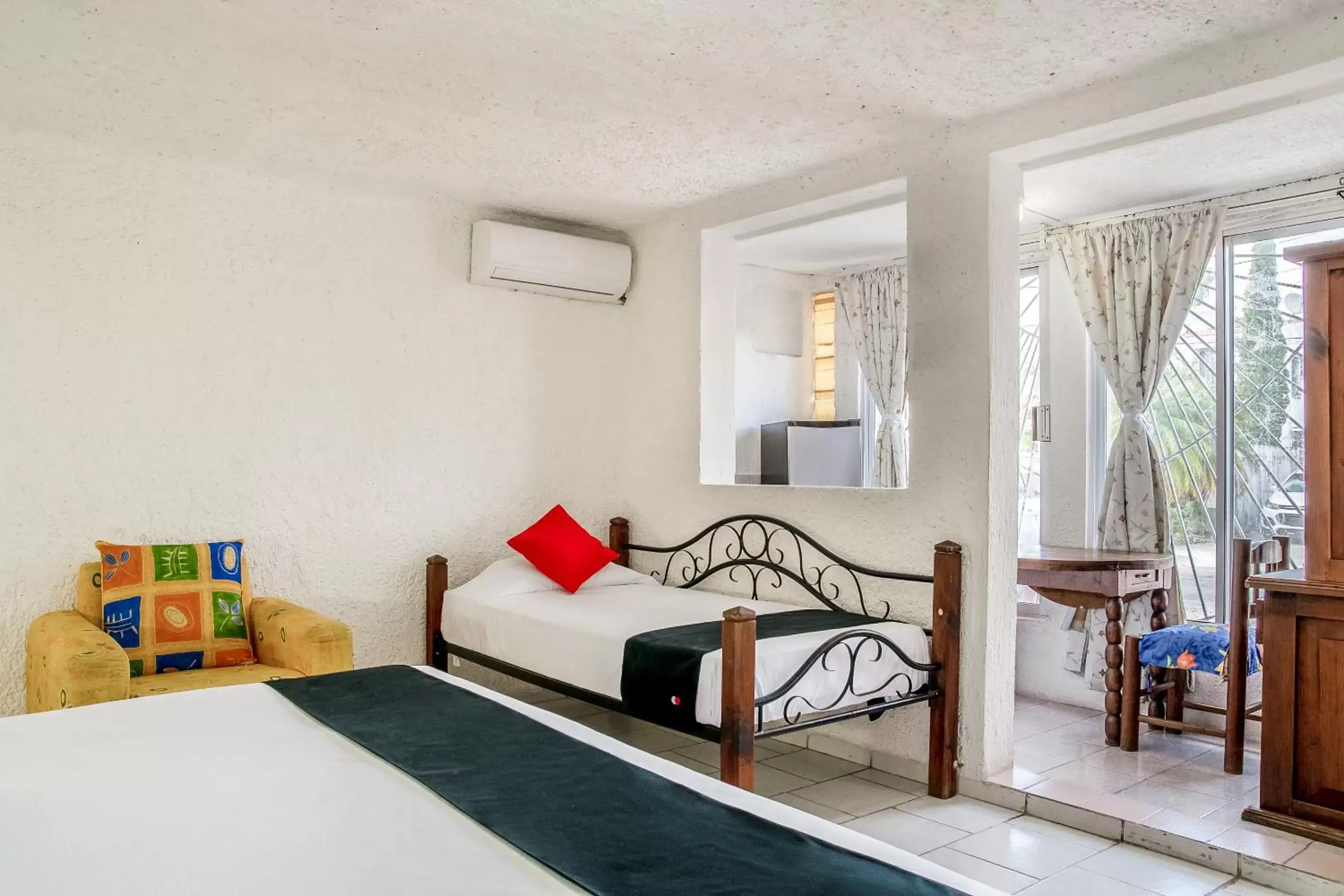 Photo of the whole room, Bed in Capital O Farallon Inn, Cancún