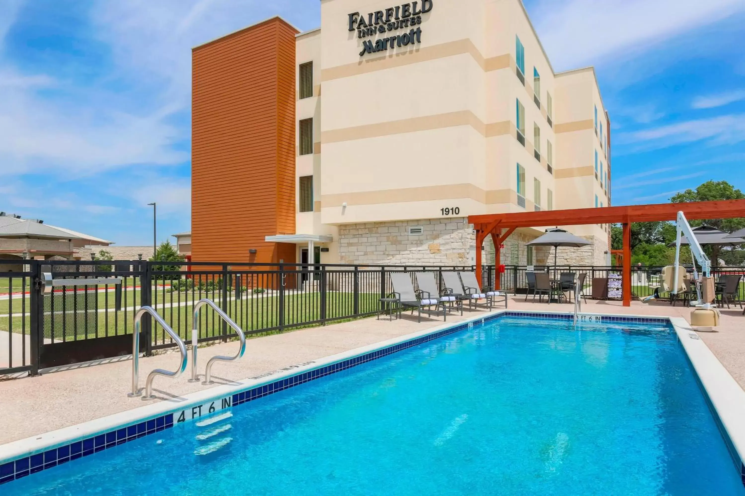 Swimming pool, Property Building in Fairfield Inn & Suites by Marriott Decatur at Decatur Conference Center