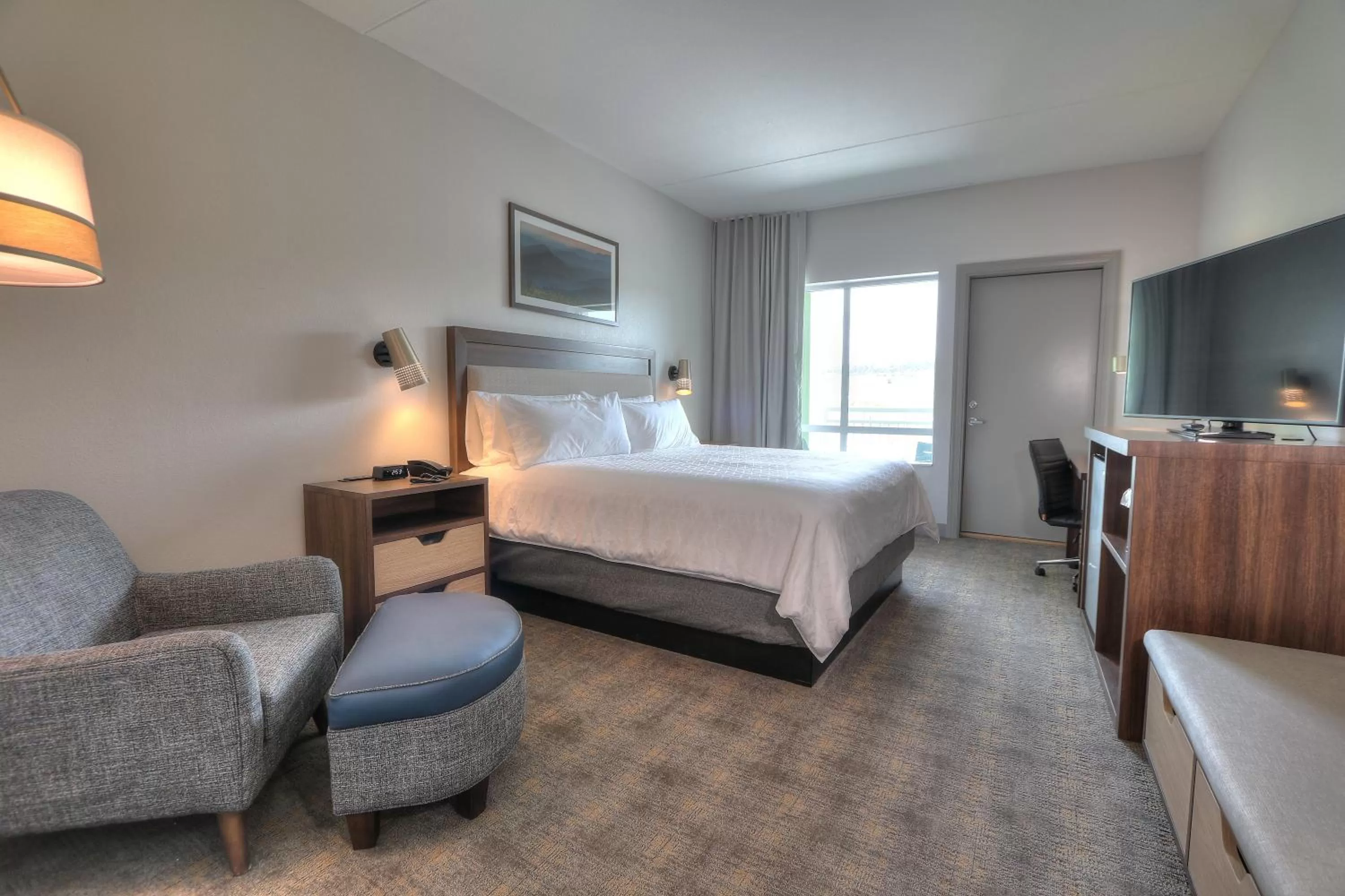 Photo of the whole room, Bed in Holiday Inn & Suites Pigeon Forge Convention Center by IHG
