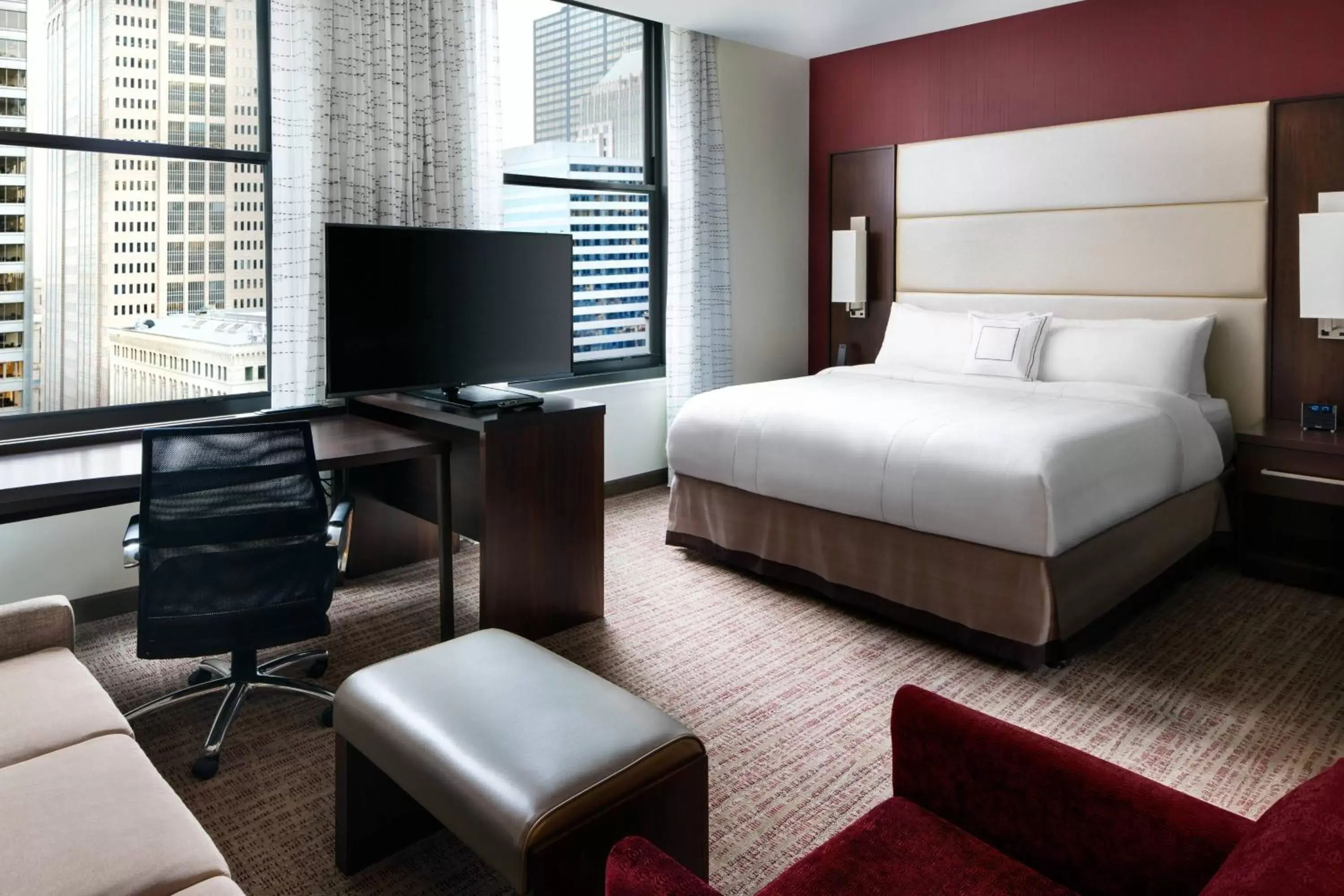 Bedroom, TV/Entertainment Center in Residence Inn by Marriott Chicago Downtown/Loop