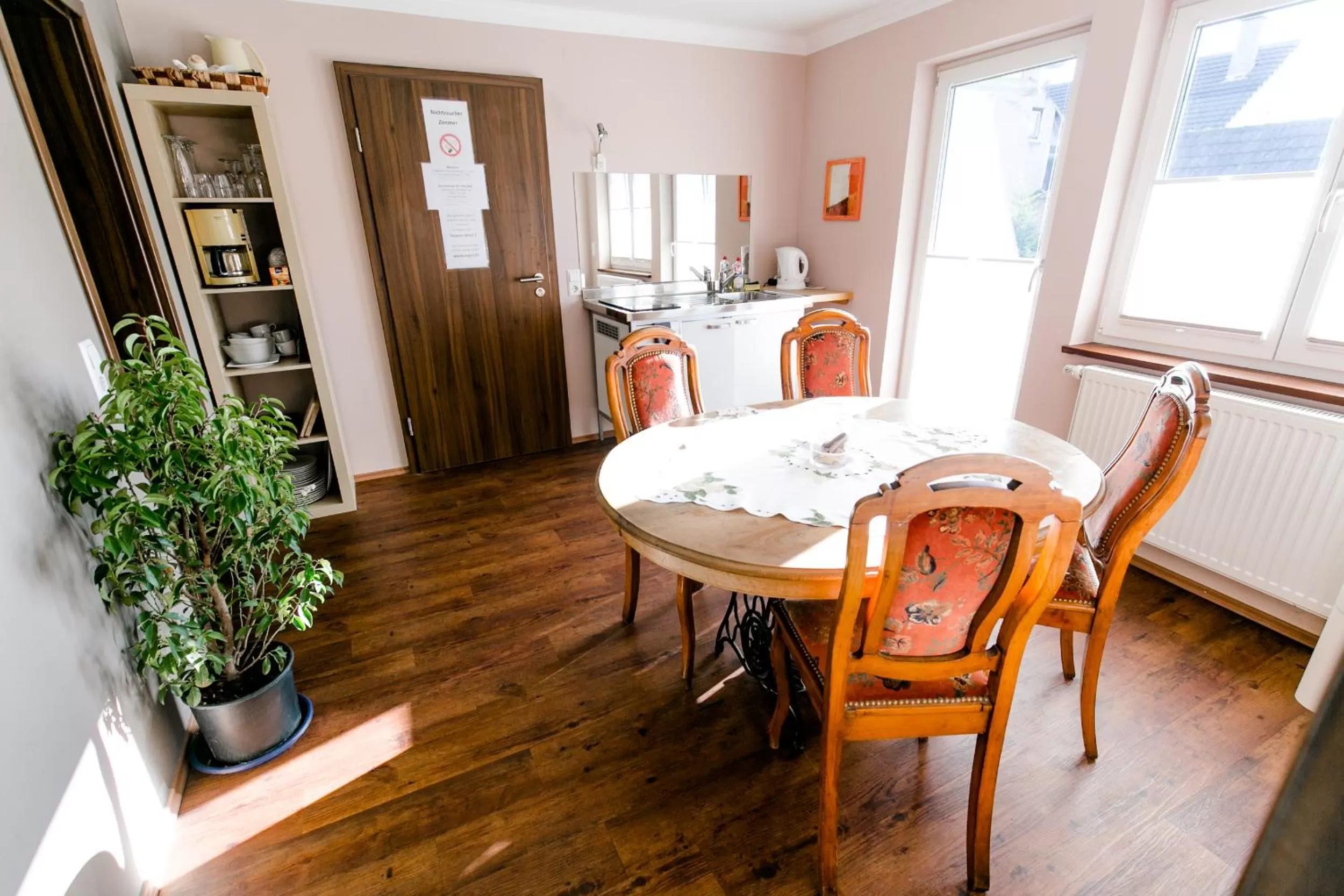 Seating area in Burgers Hotel