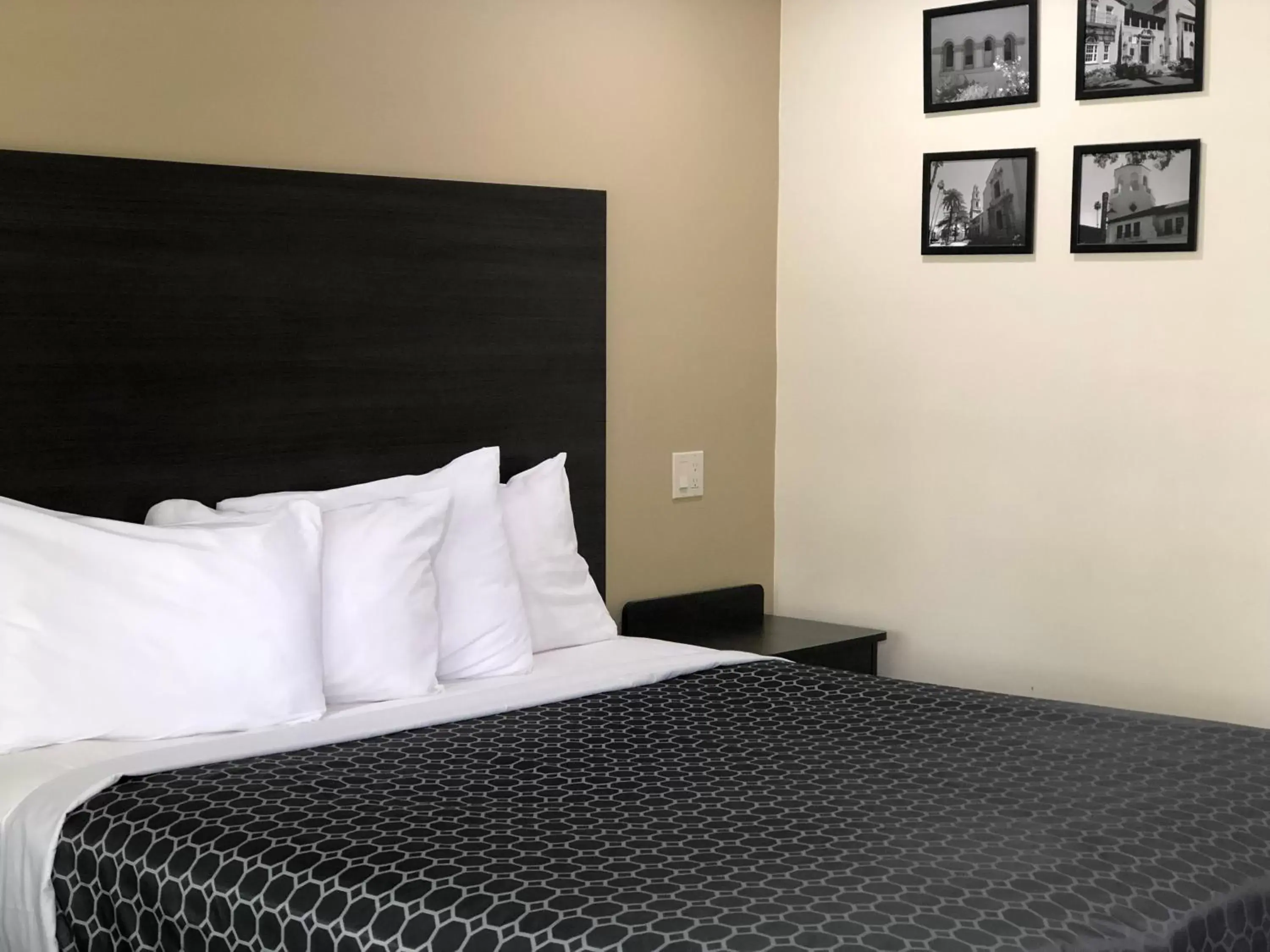 Bed in Simply Home Inn & Suites - Riverside