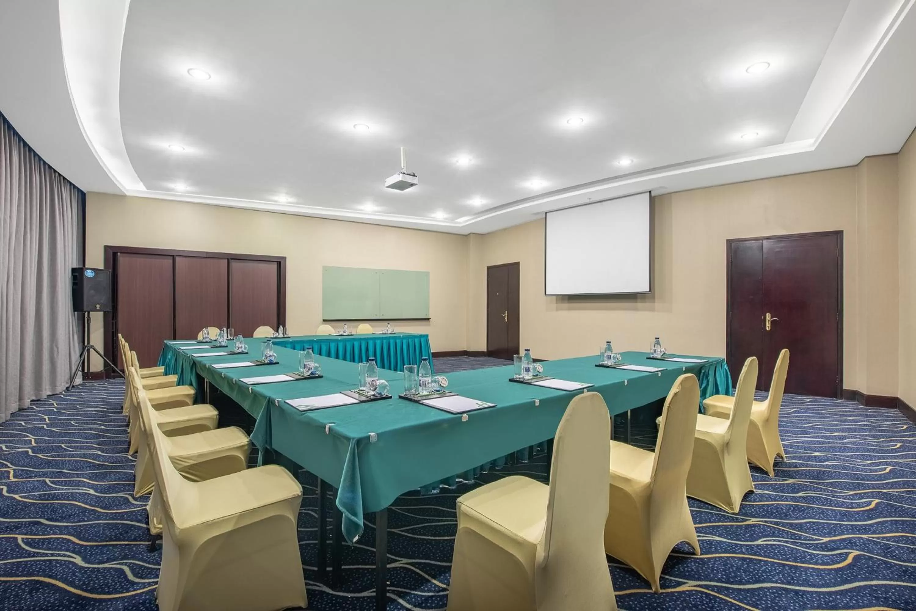 Meeting/conference room in Holiday Inn Beijing Chang An West by IHG