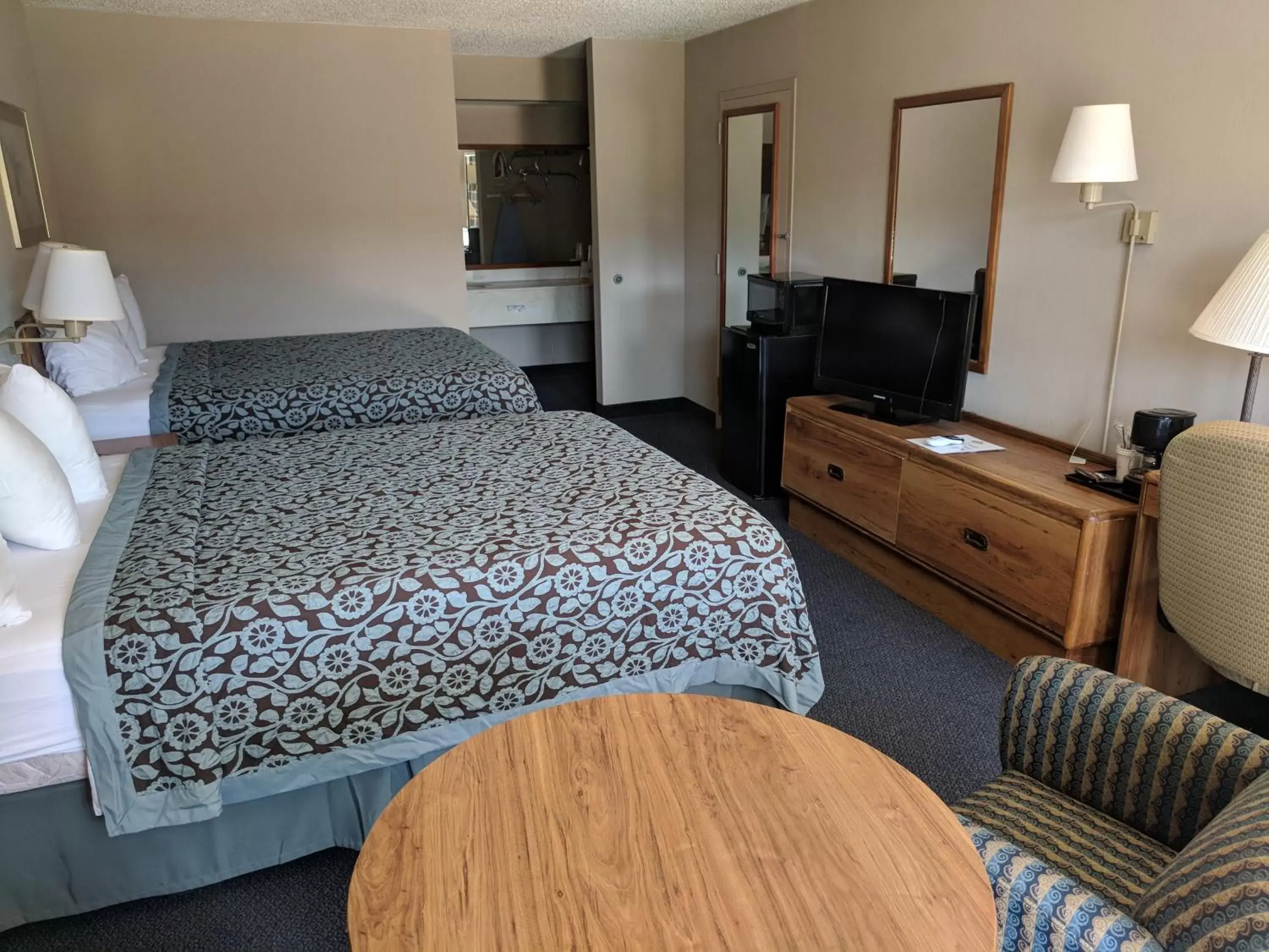 Bedroom, Bed in Days Inn by Wyndham Seguin TX