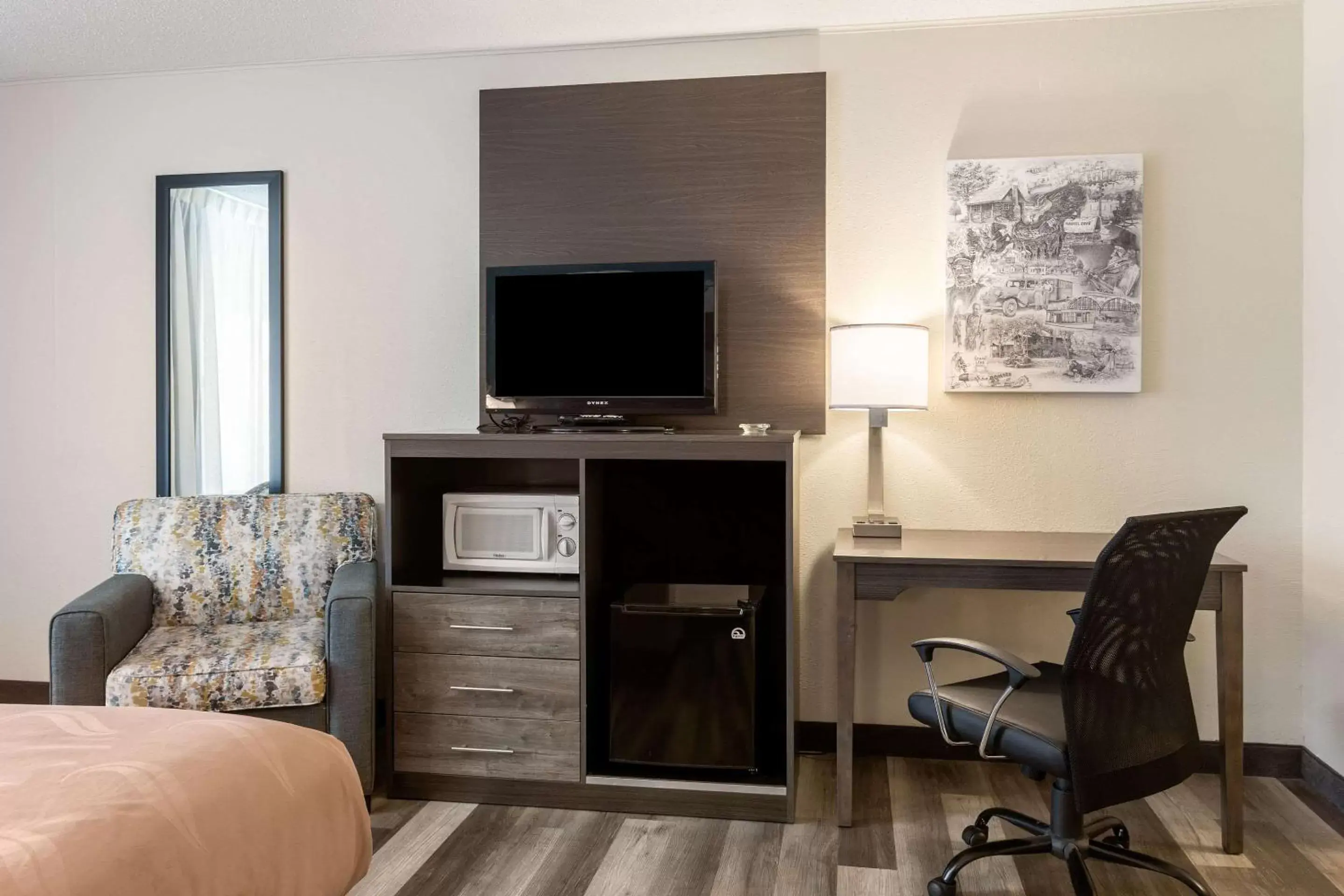 Bedroom, TV/Entertainment Center in Quality Inn Branson On the Strip