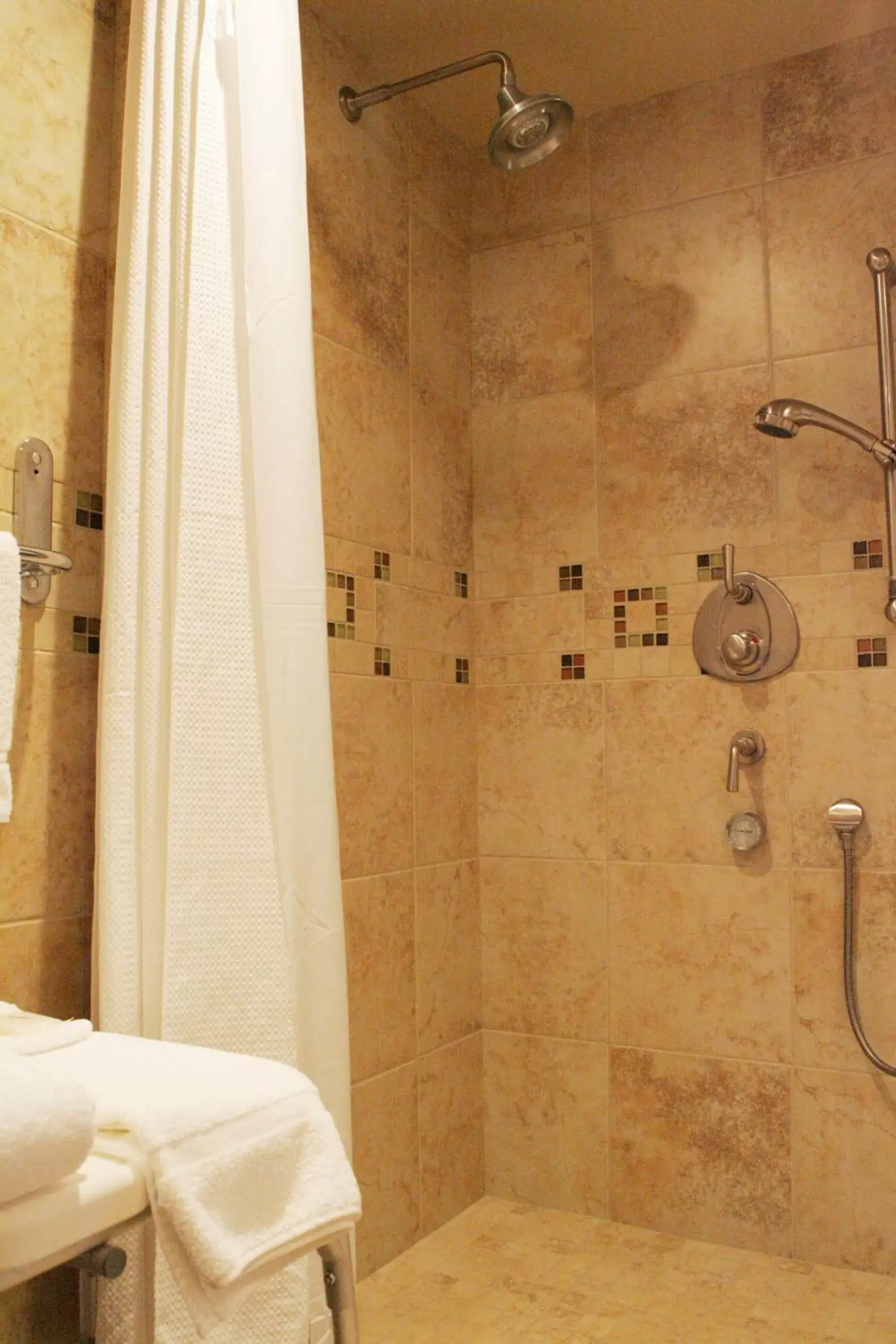 Shower, Bathroom in Holiday Inn Express St. Jean Sur Richelieu, an IHG Hotel