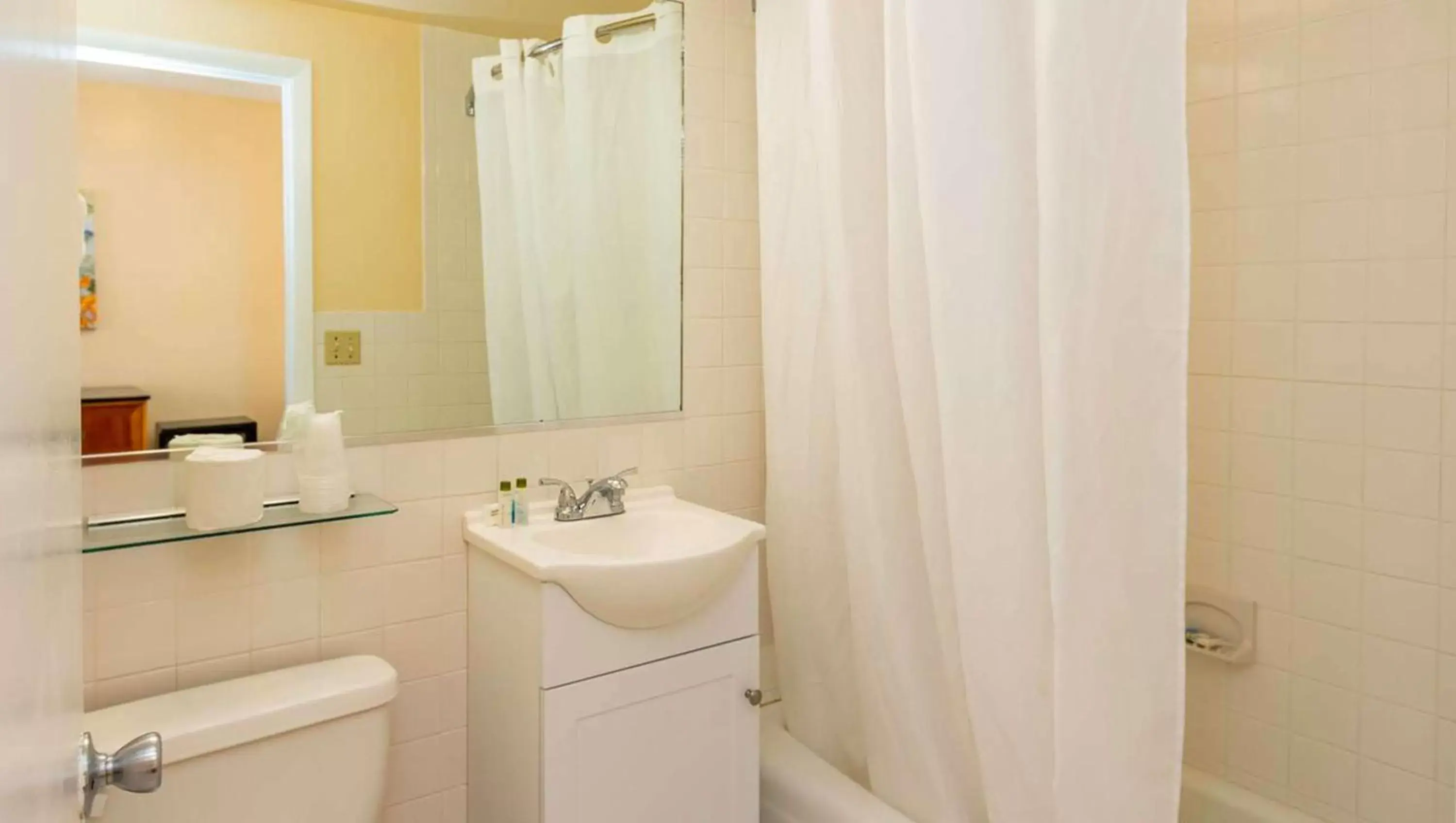 Bathroom in Belleair Beach Resort Motel