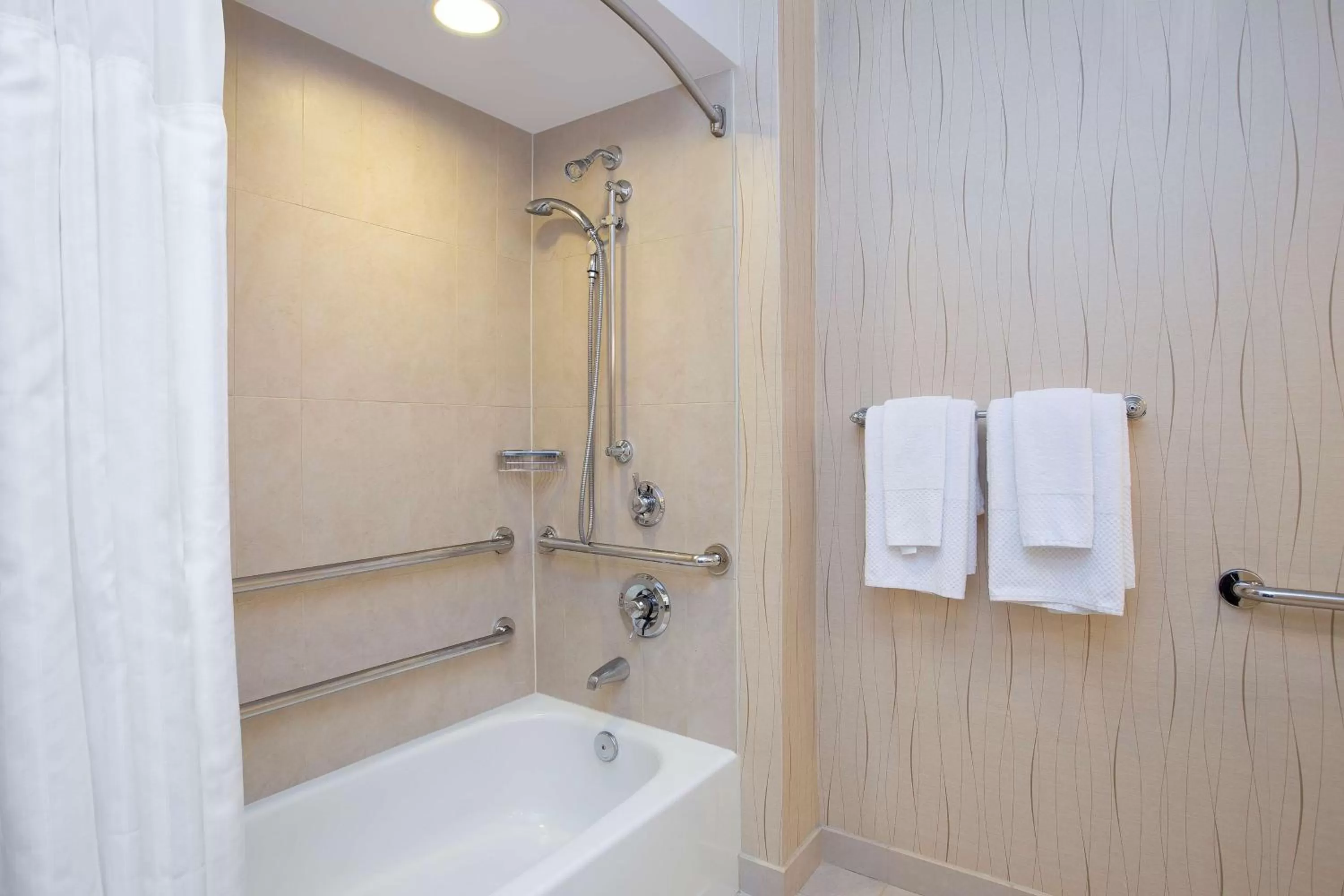 Bathroom in Hilton Rosemont Chicago O'Hare