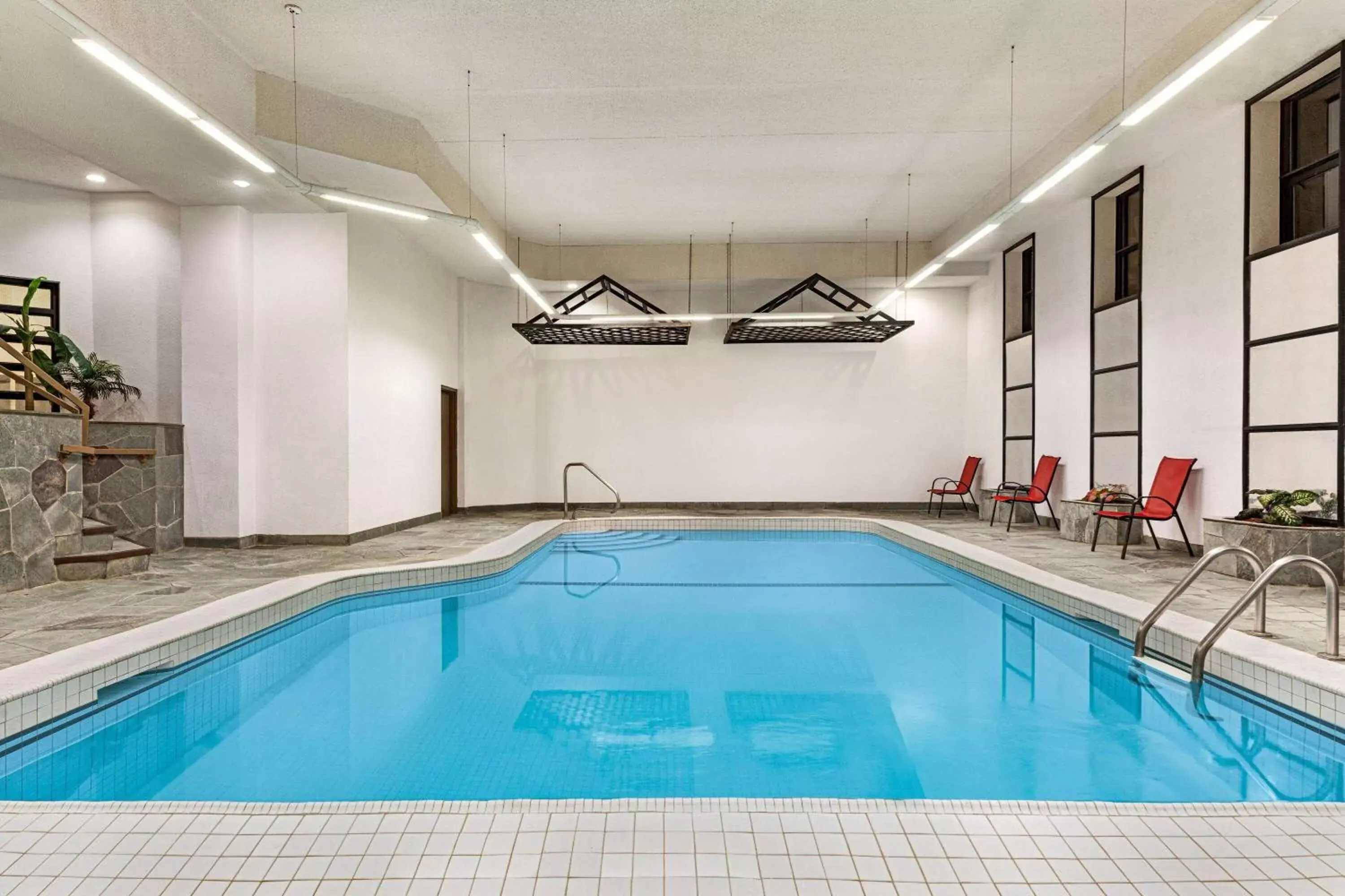 Pool view, Swimming Pool in Ramada Plaza by Wyndham Niagara Falls