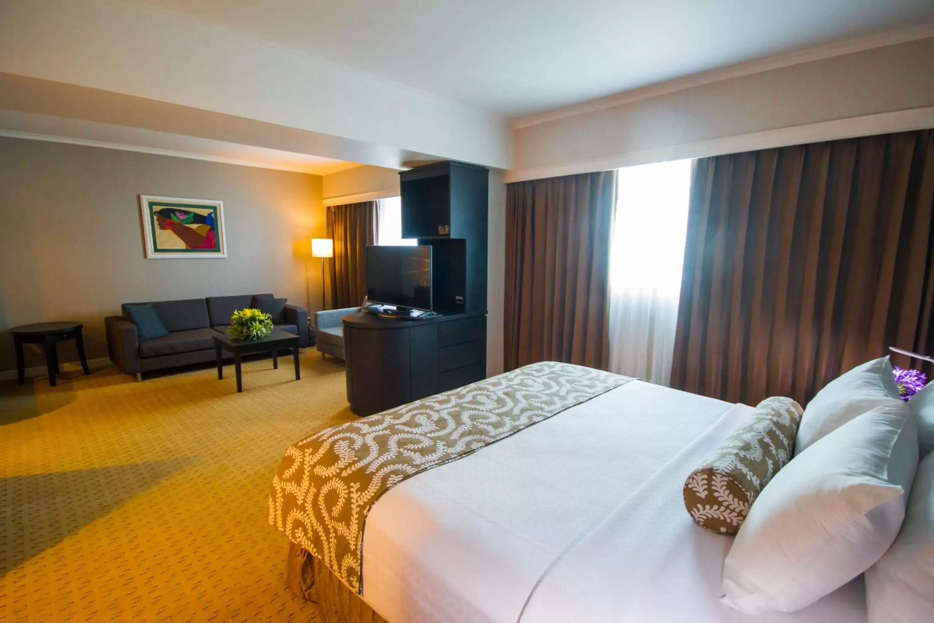 Bed, TV/Entertainment Center in Crowne Plaza Managua, an IHG Hotel