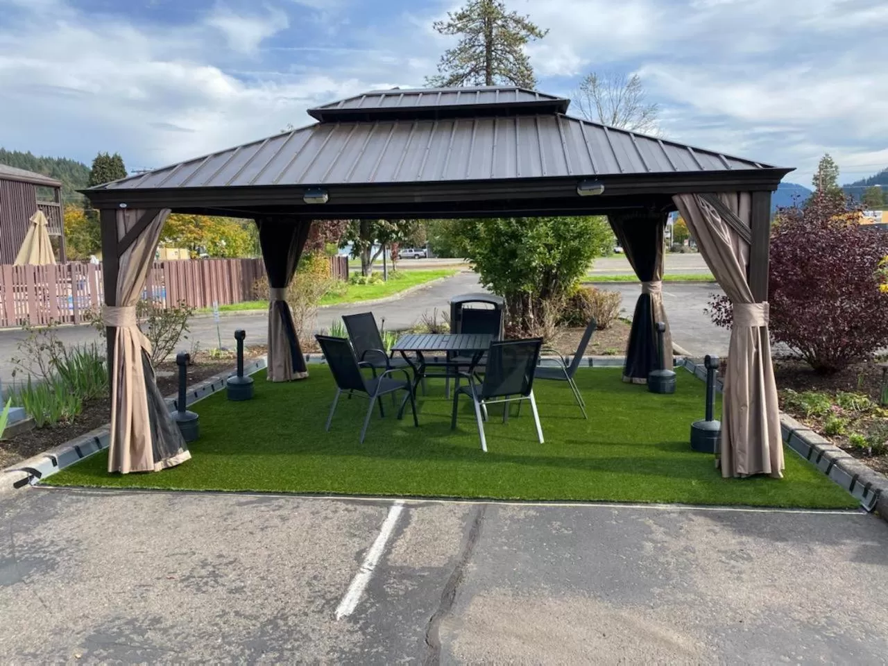 Seating area in Oakridge Inn & Suites