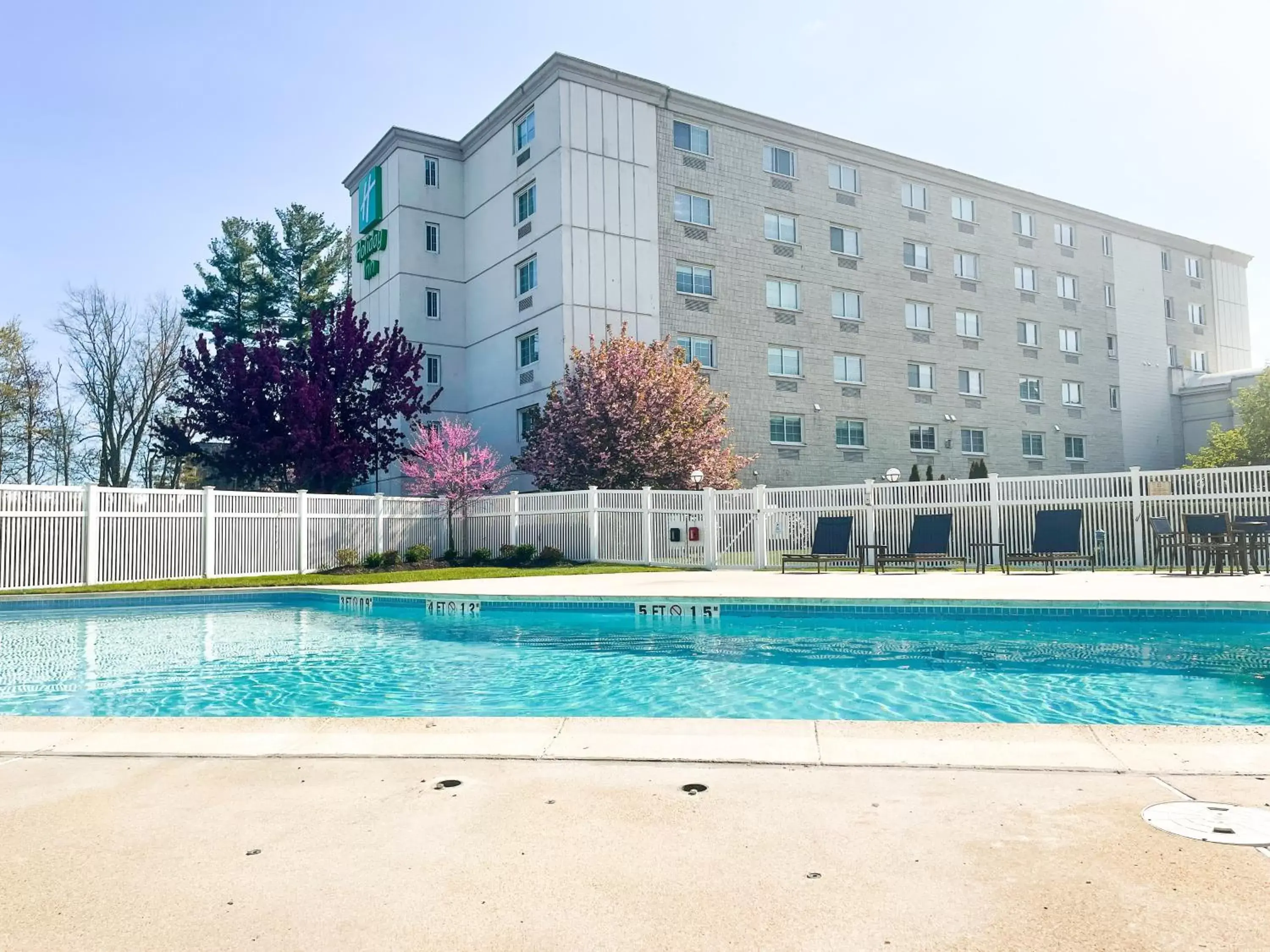 Swimming pool, Property Building in Holiday Inn Salem, an IHG Hotel