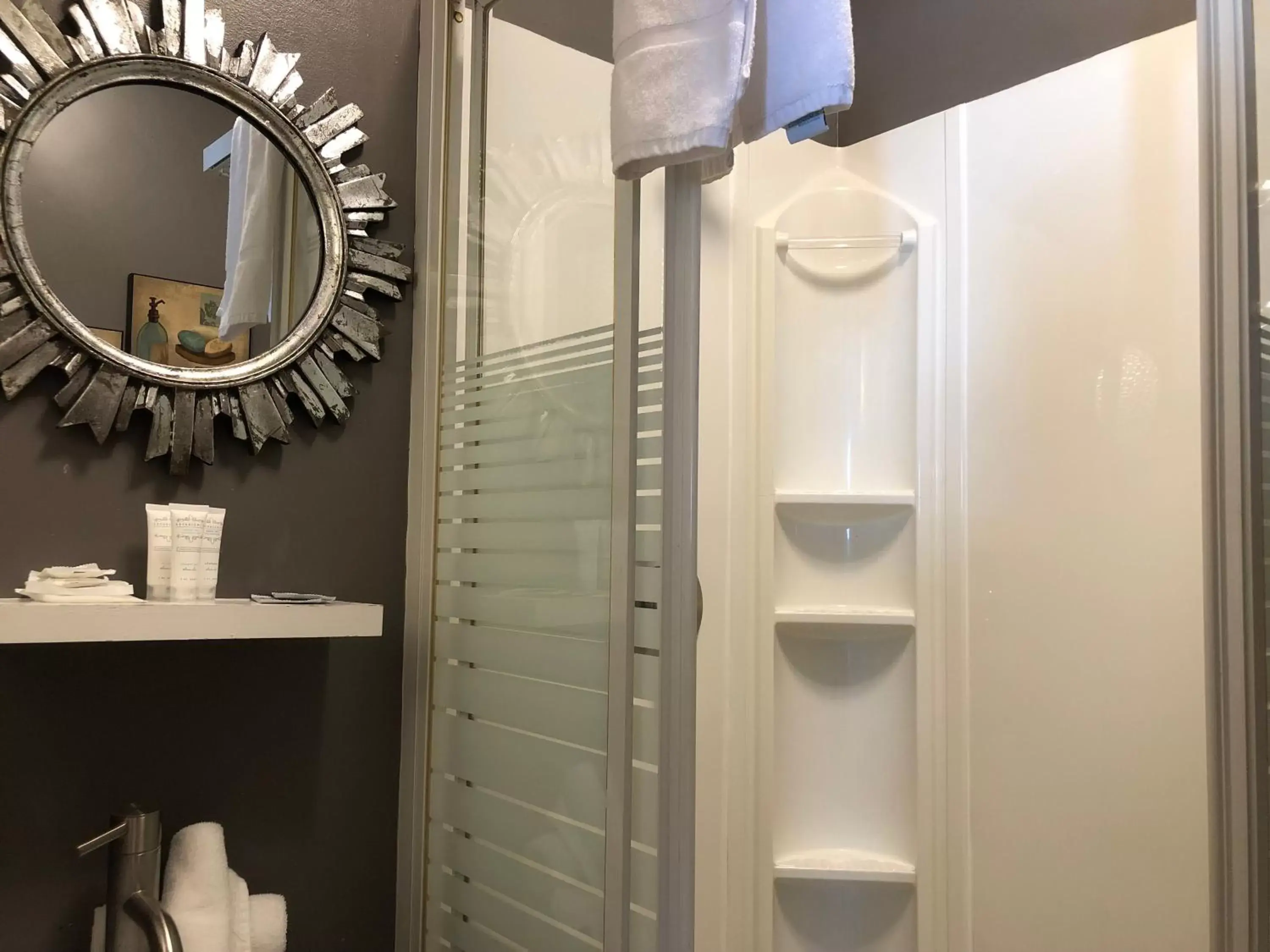 Shower, Bathroom in Leaside Manor