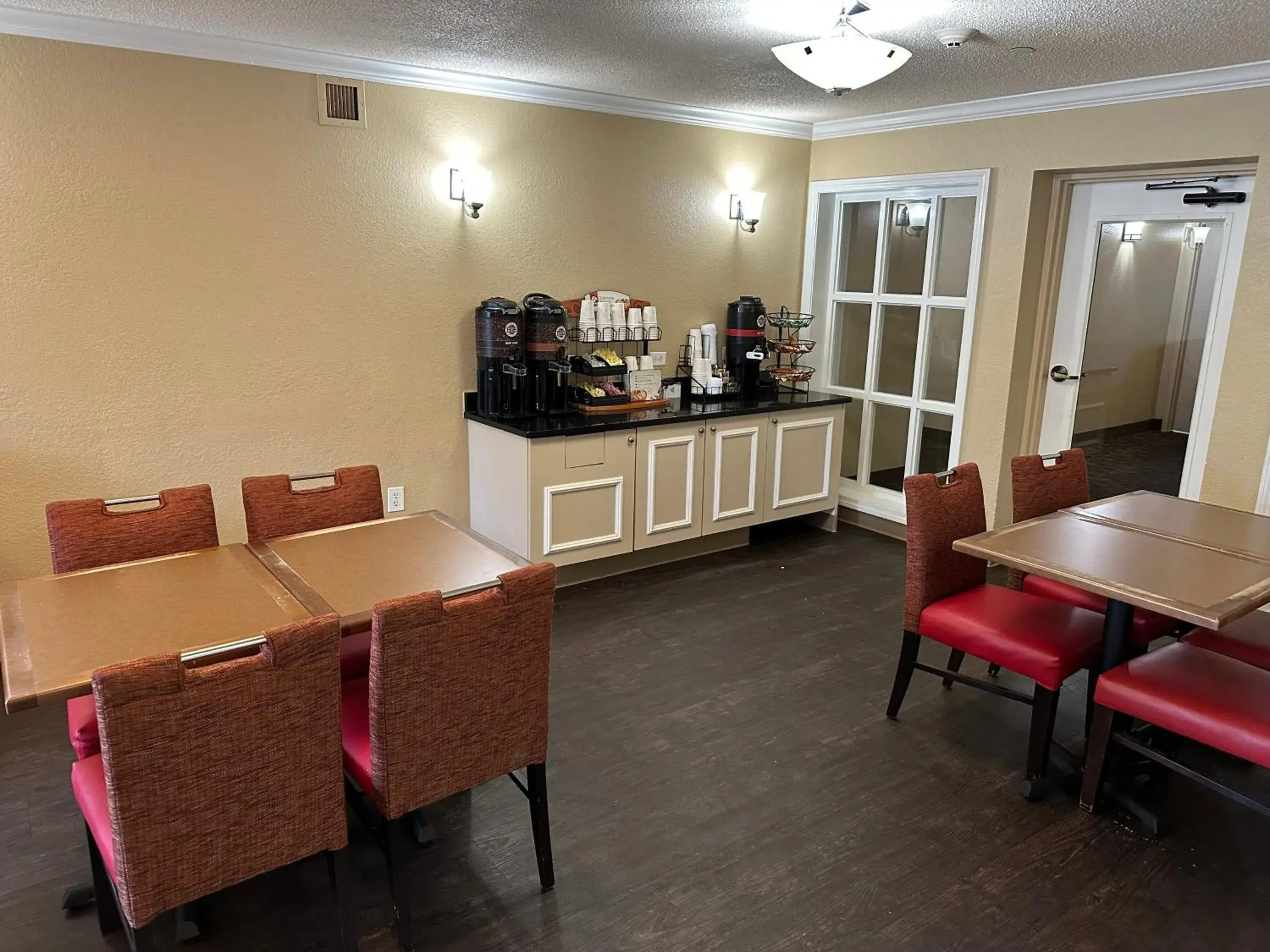 Coffee/tea facilities, Restaurant/Places to Eat in Red Roof Inn Southfield