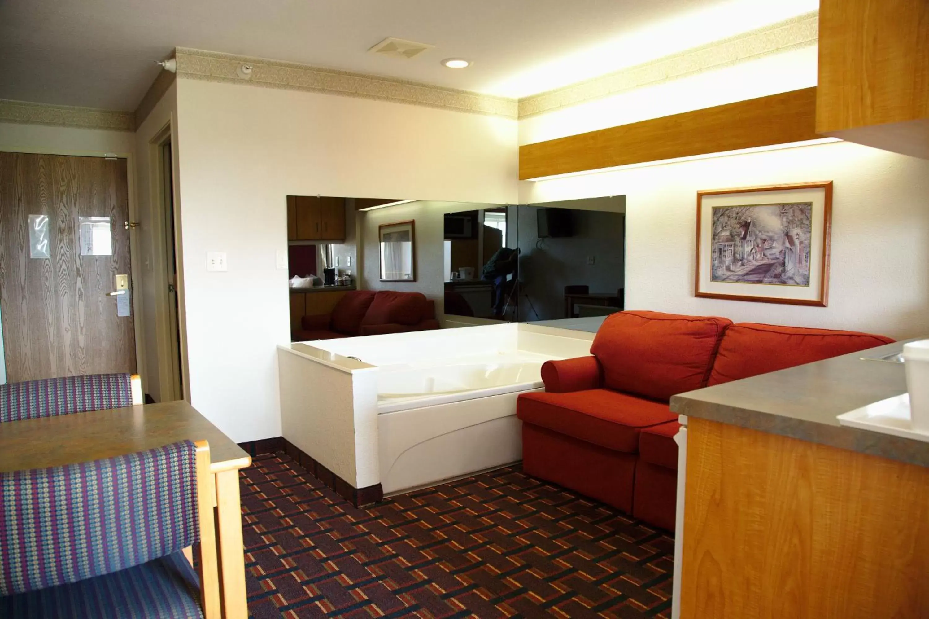 Living room, Seating Area in Ramada Limited and Suites Bloomington