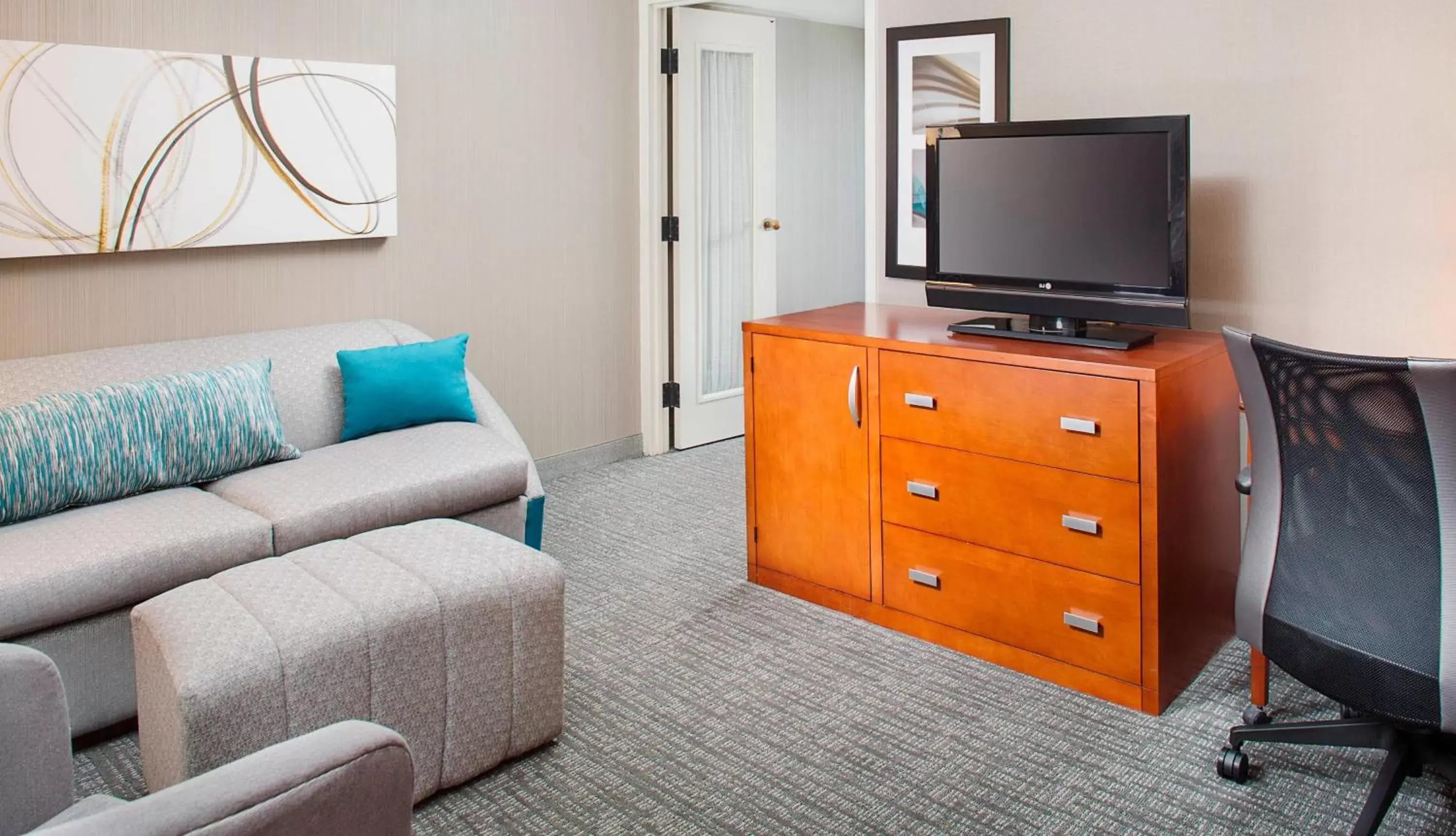Seating area, TV/Entertainment Center in Courtyard by Marriott Ann Arbor
