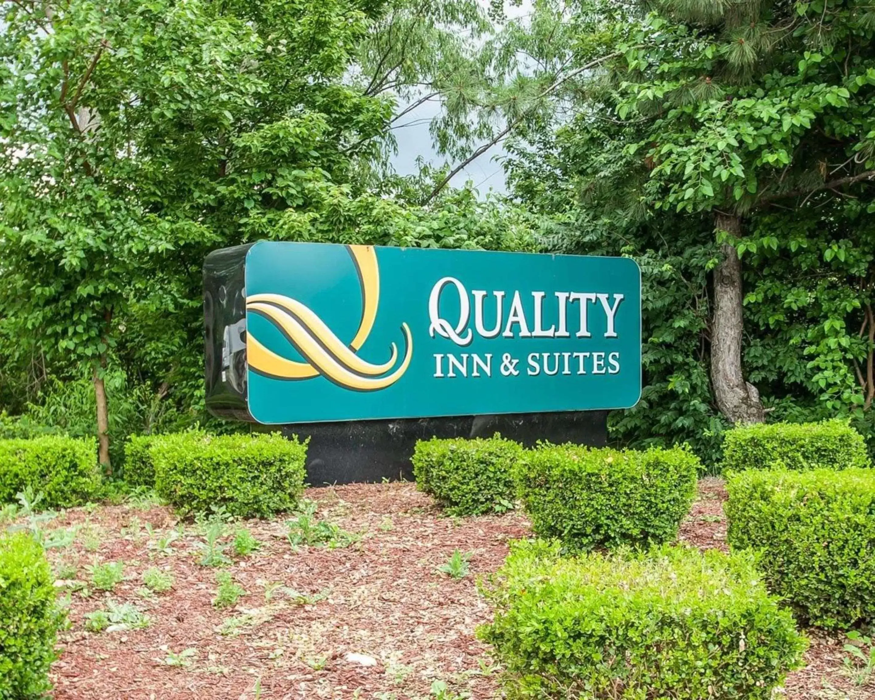 Property building in Quality Inn & Suites Kansas City I-435N Near Sports Complex