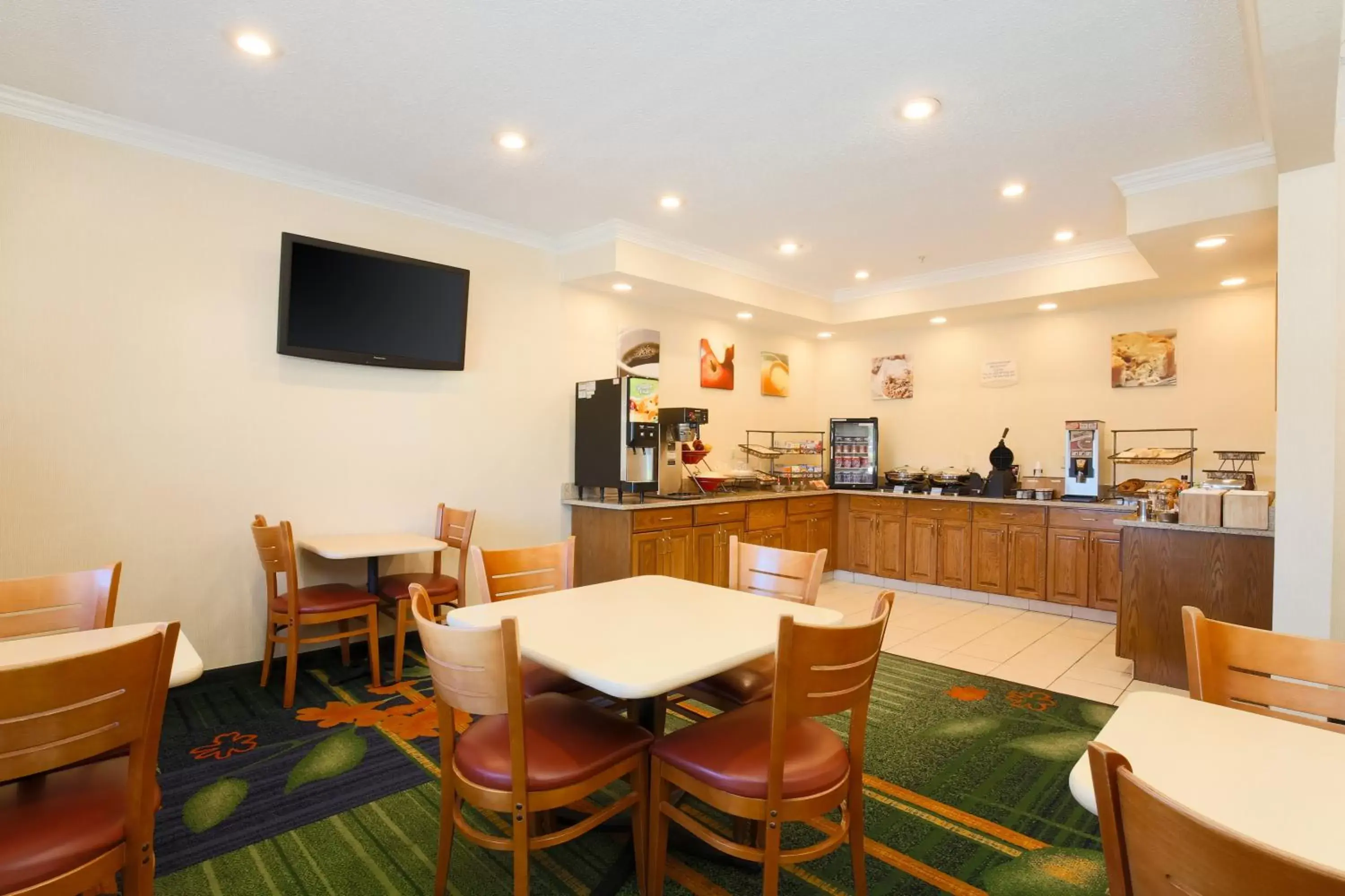 Dining area, Restaurant/Places to Eat in Comfort Inn & Suites