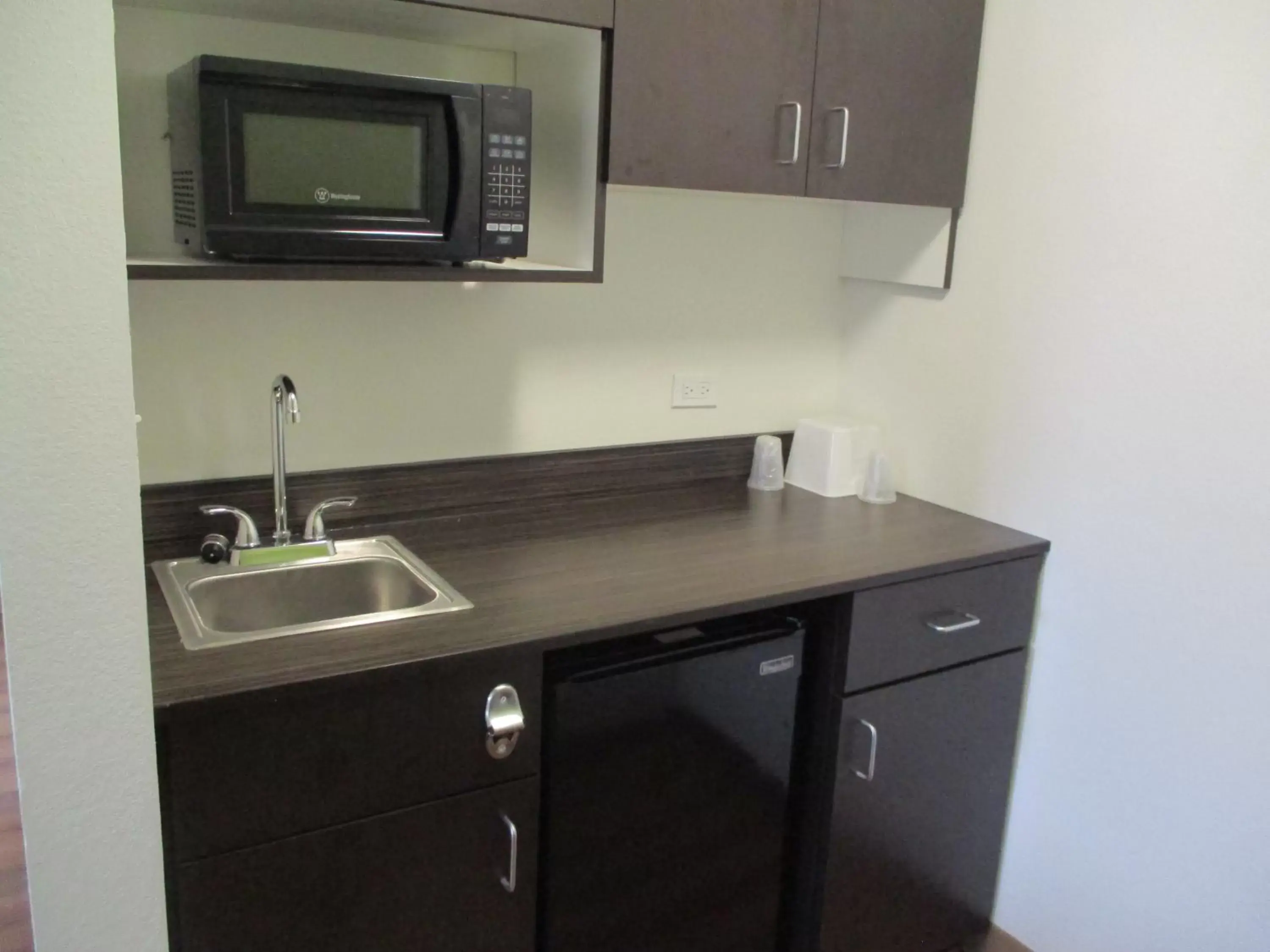 Kitchen or kitchenette, Kitchen/Kitchenette in Motel 6-North Olmsted, OH - Cleveland