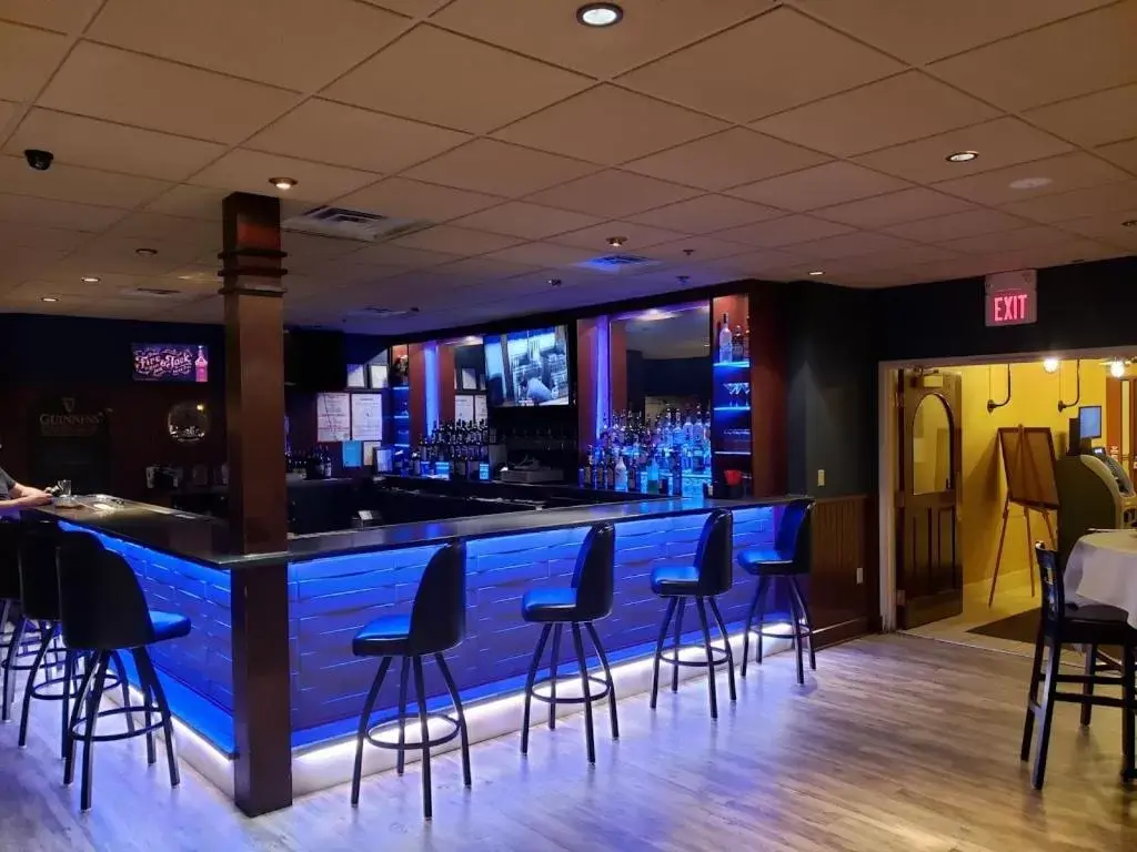 Lounge or bar in Country Inn & Suites by Radisson, Lincoln North Hotel and Conference Center, NE