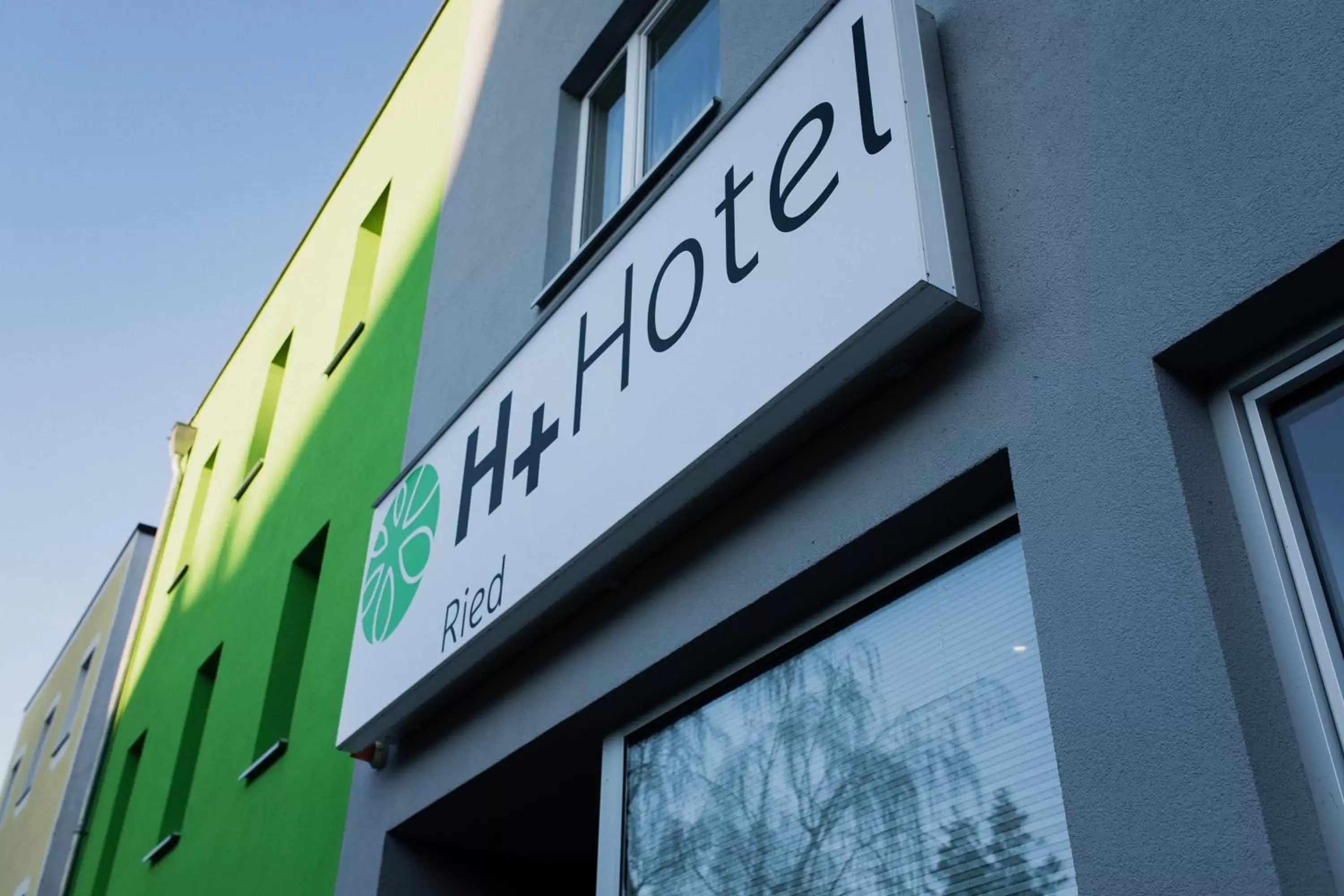Facade/entrance, Property Logo/Sign in H+ Hotel Ried