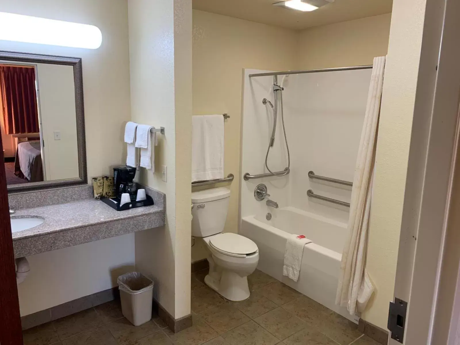Bathroom in Econo Lodge Inn & Suites Searcy