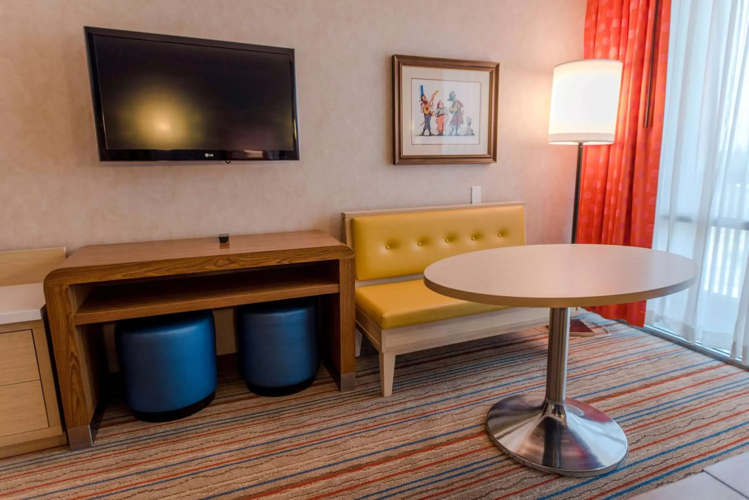 Bedroom, TV/Entertainment Center in Howard Johnson by Wyndham Anaheim Hotel & Water Playground