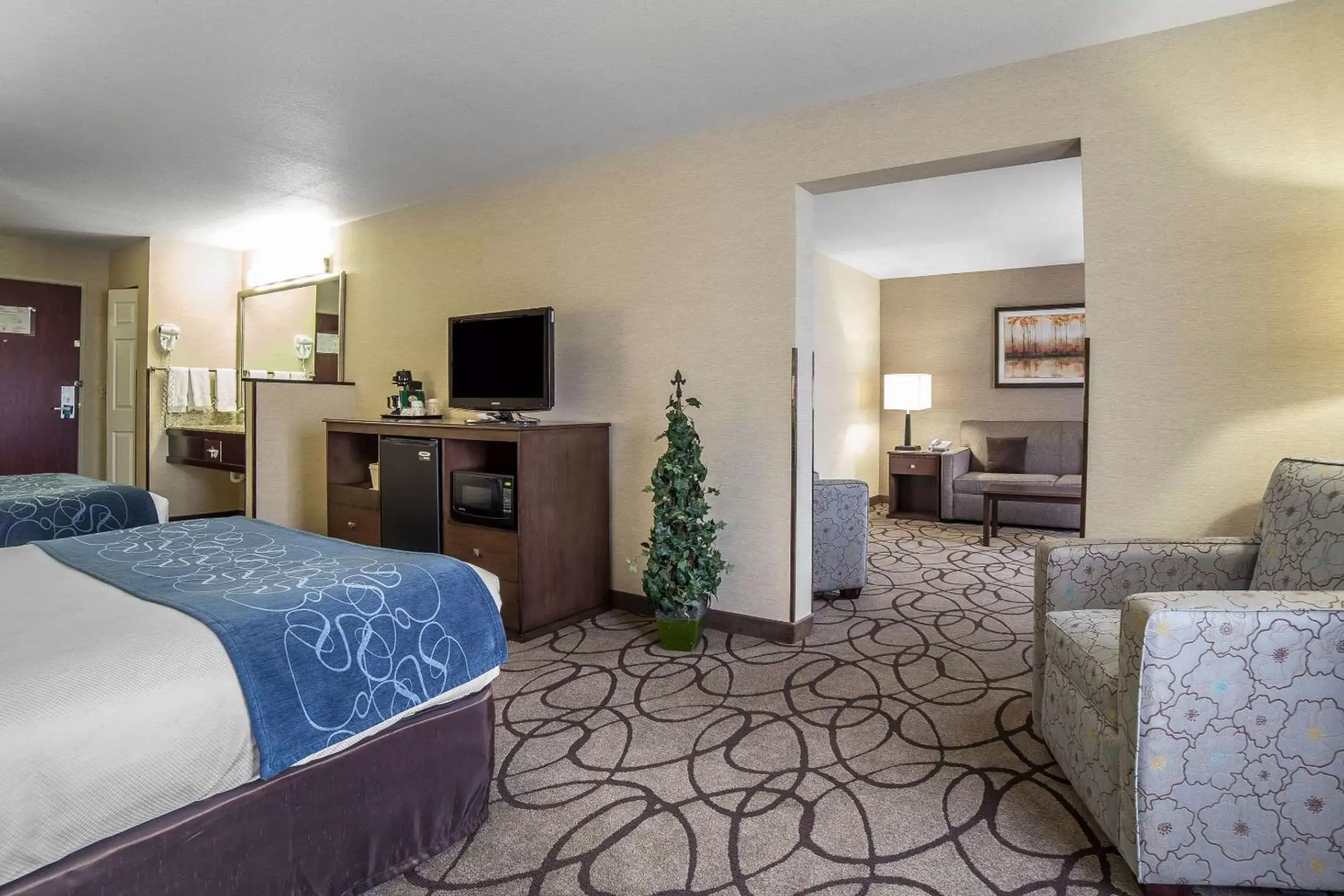 Photo of the whole room, TV/Entertainment Center in Comfort Suites Airport Salt Lake City