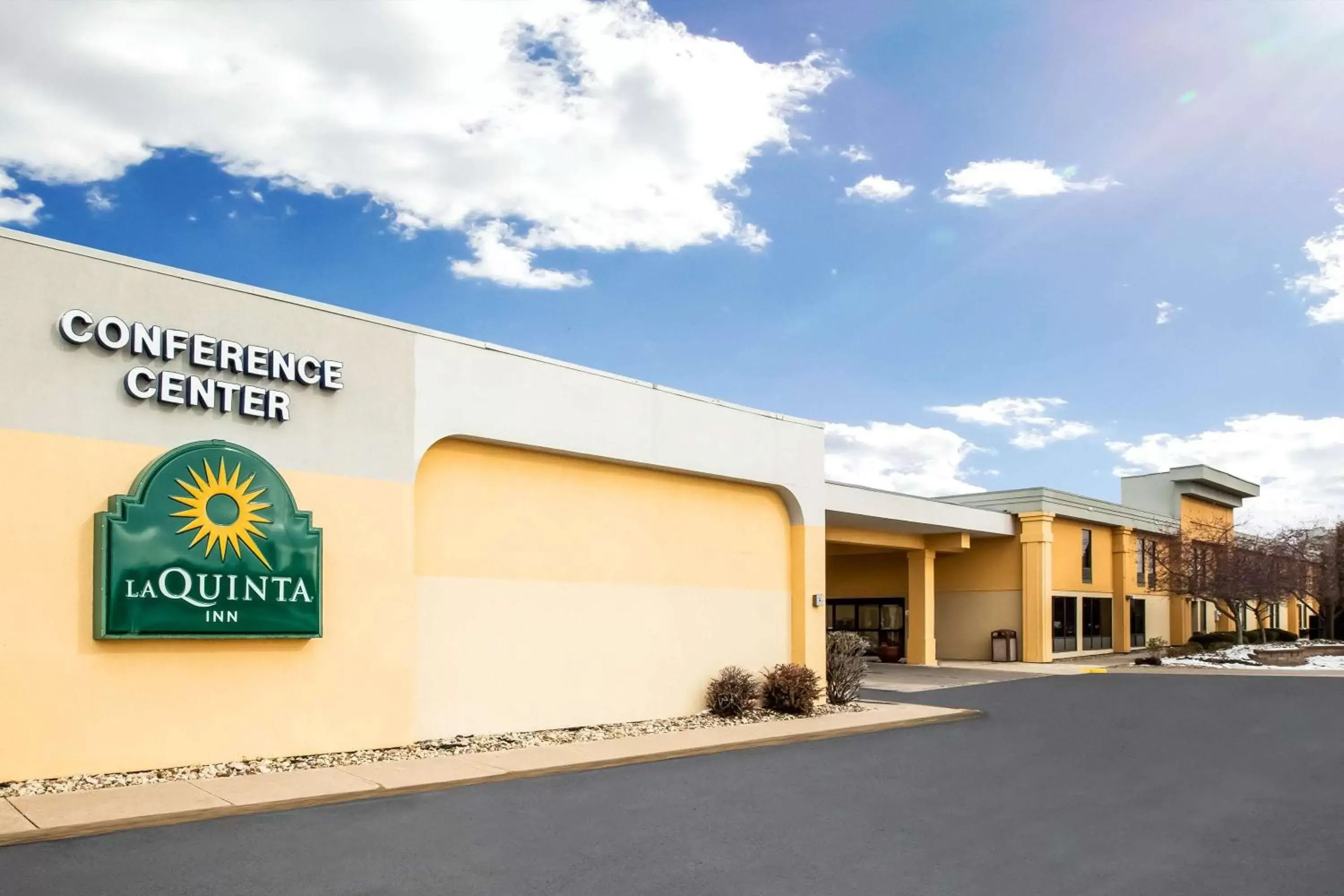 Property building in La Quinta Inn by Wyndham Davenport & Conference Center