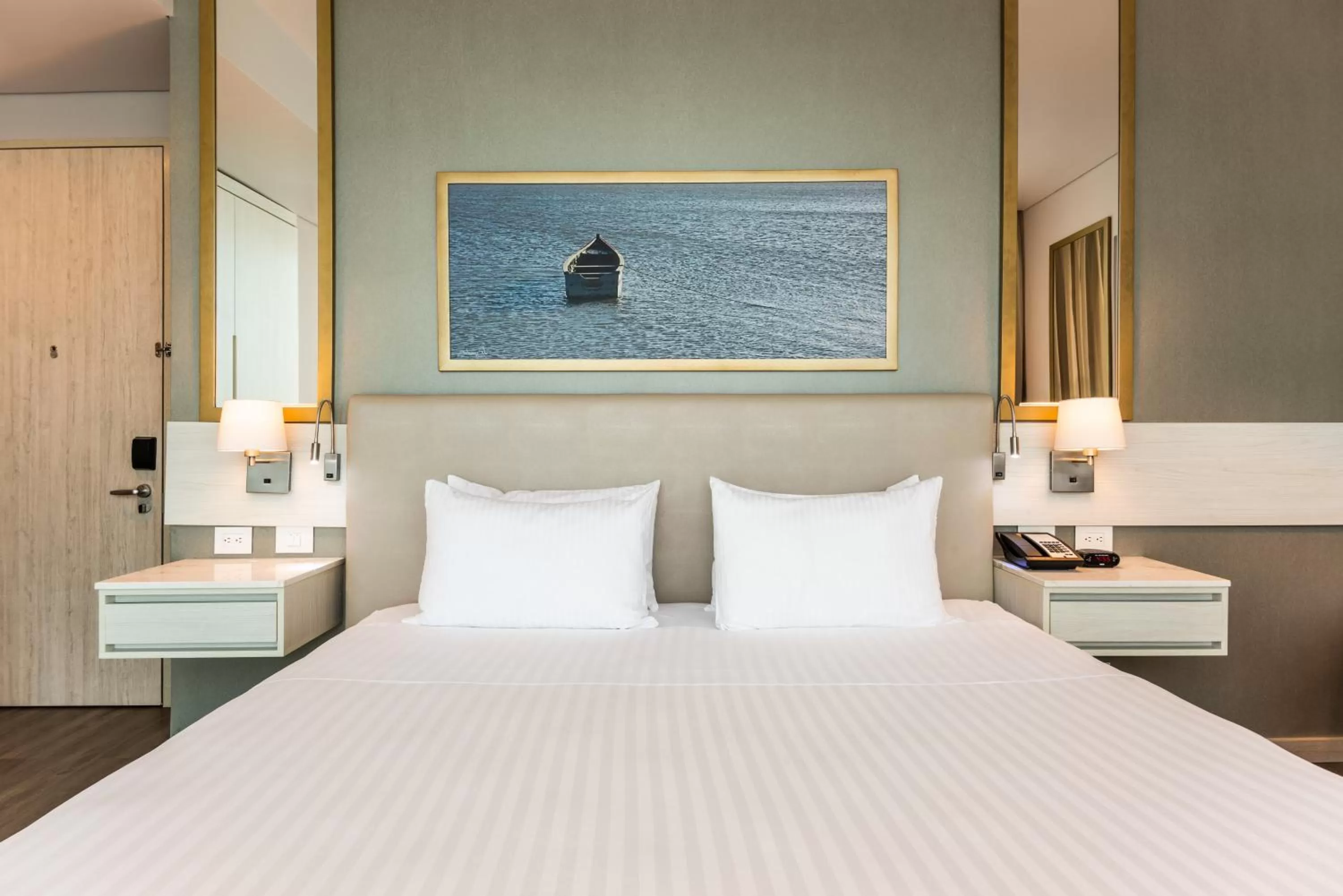 Photo of the whole room, Bed in Crowne Plaza Barranquilla by IHG