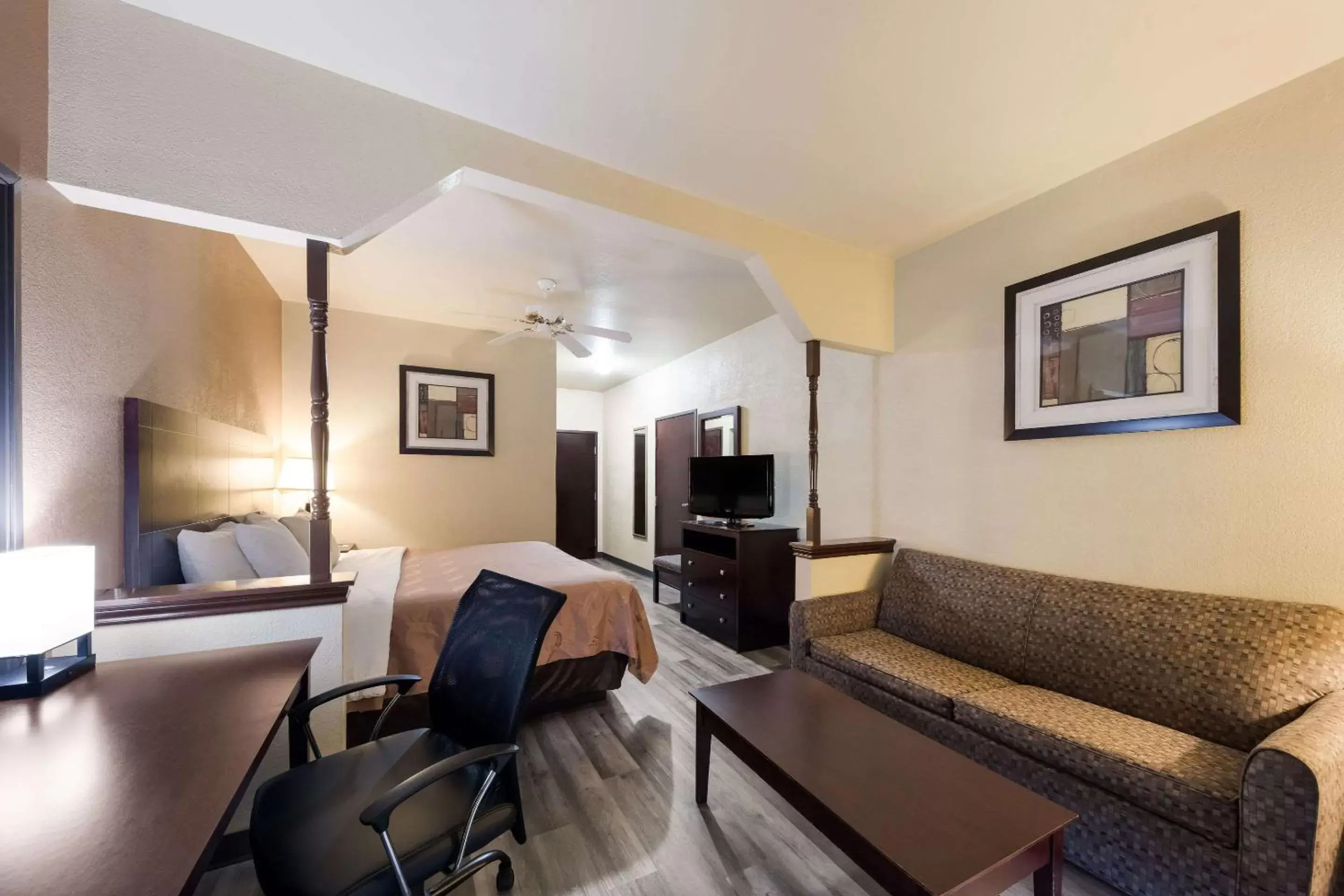 Bedroom, Seating Area in Quality Inn and Suites Terrell