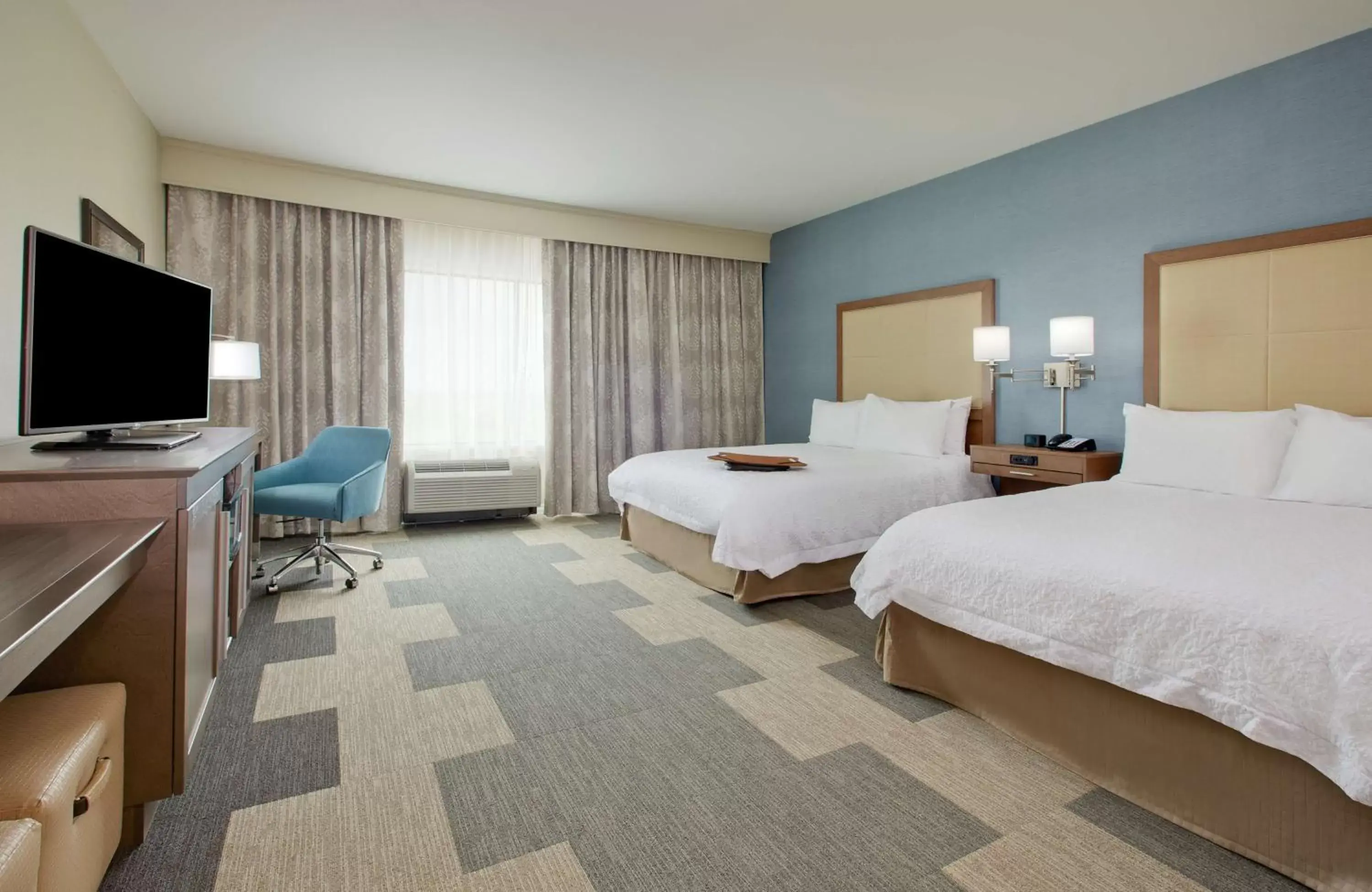 Bed, TV/Entertainment Center in Hampton Inn and Suites Snyder