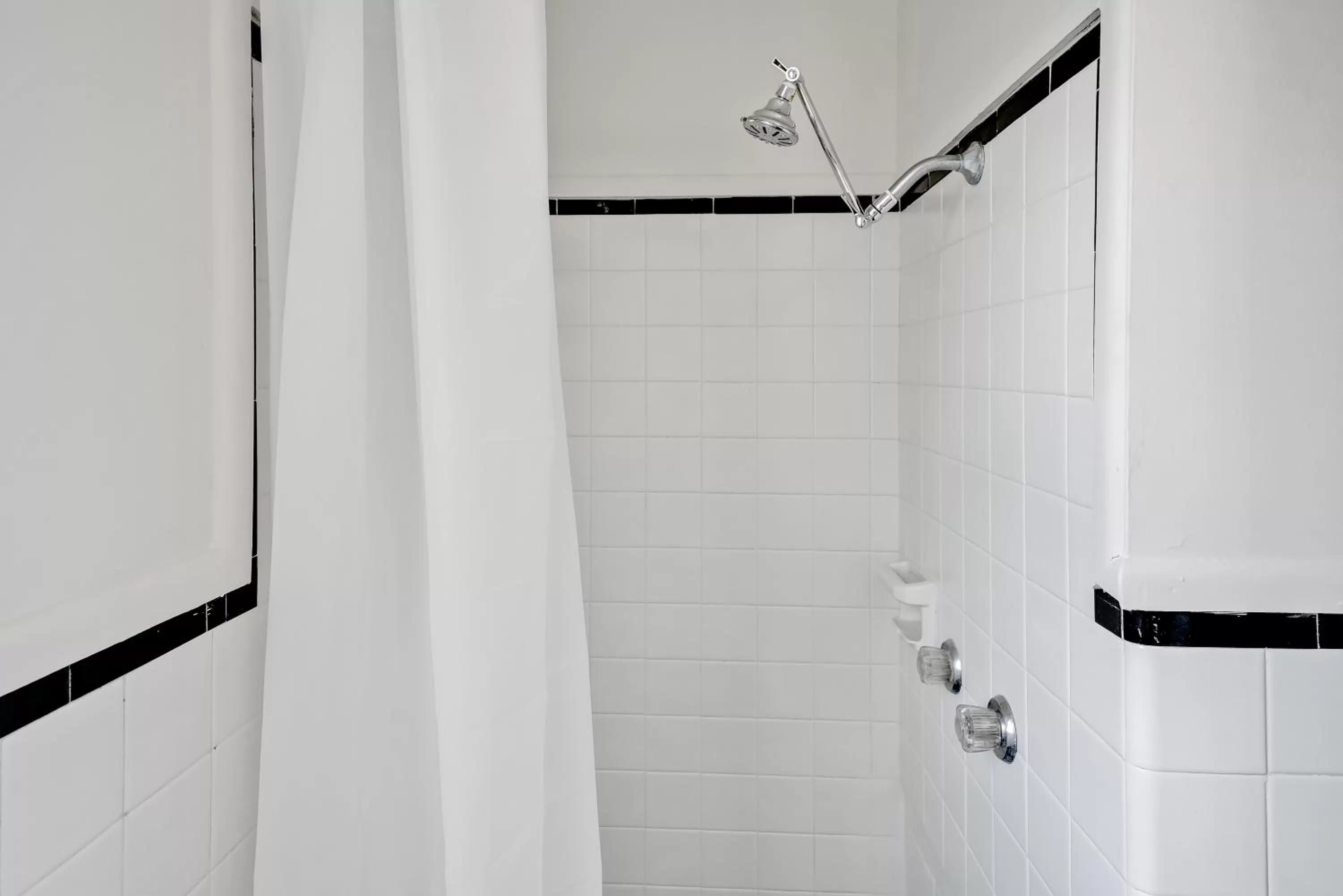 Shower in The Starlite Inn