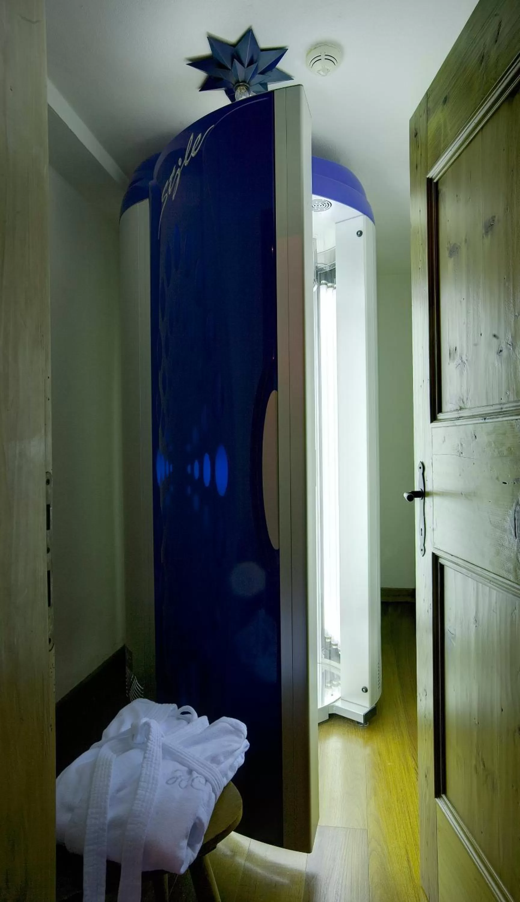 Bathroom, Bed in Hotel Cortina