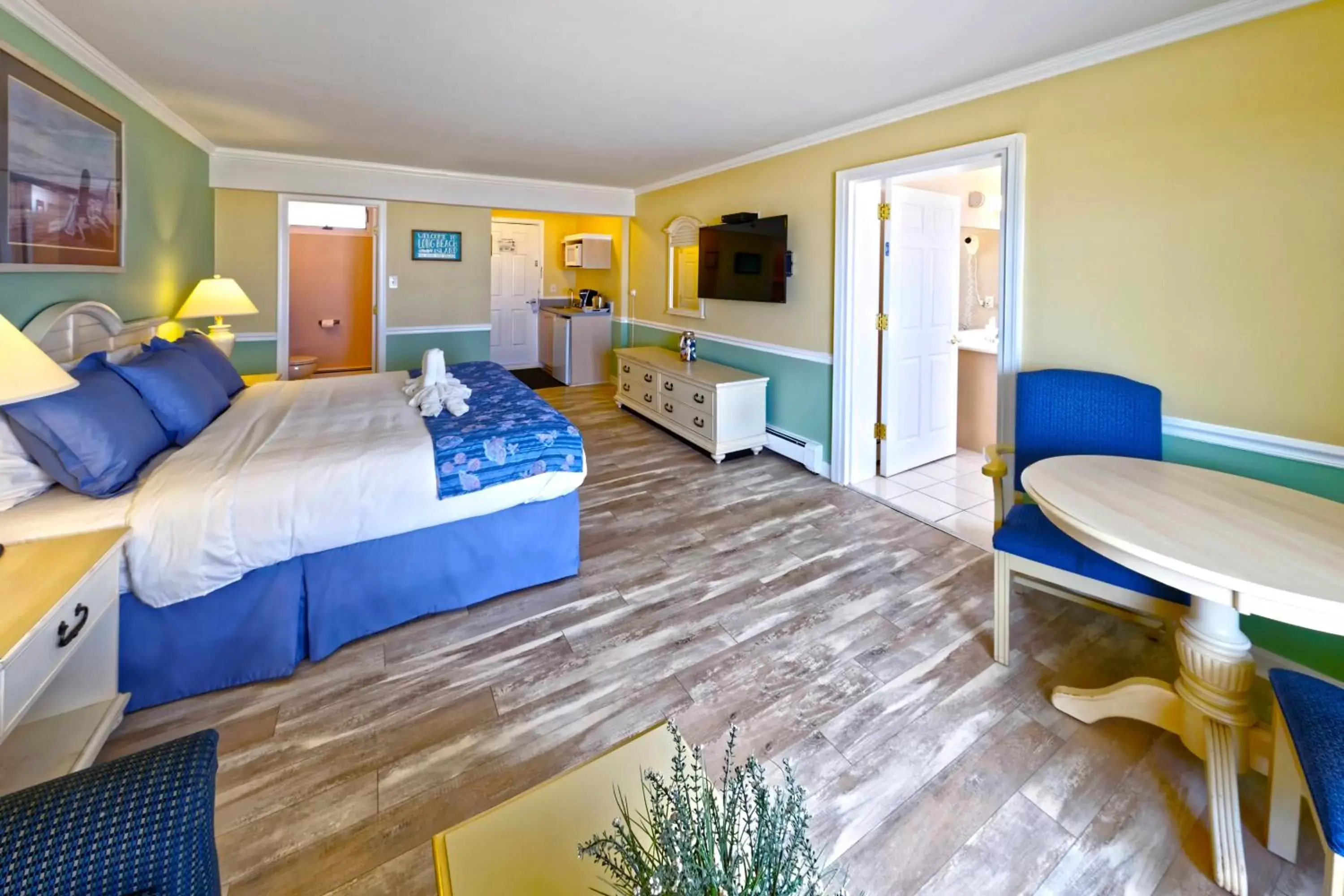 Bedroom in Drifting Sands Oceanfront Hotel
