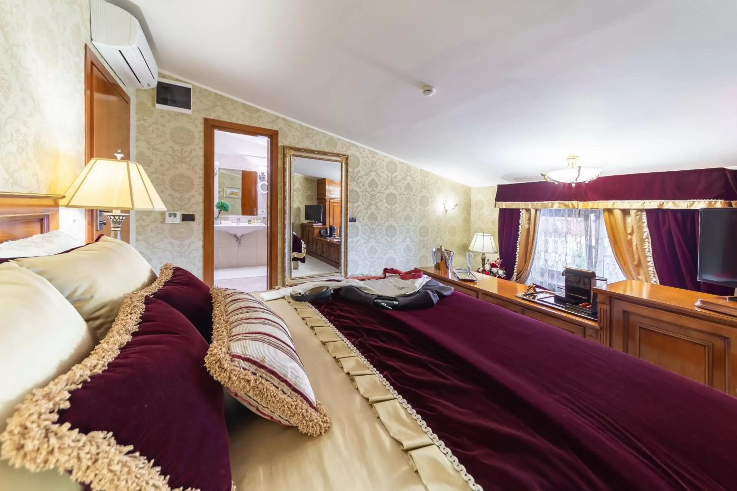 Bed in Suter Palace Heritage Boutique Hotel