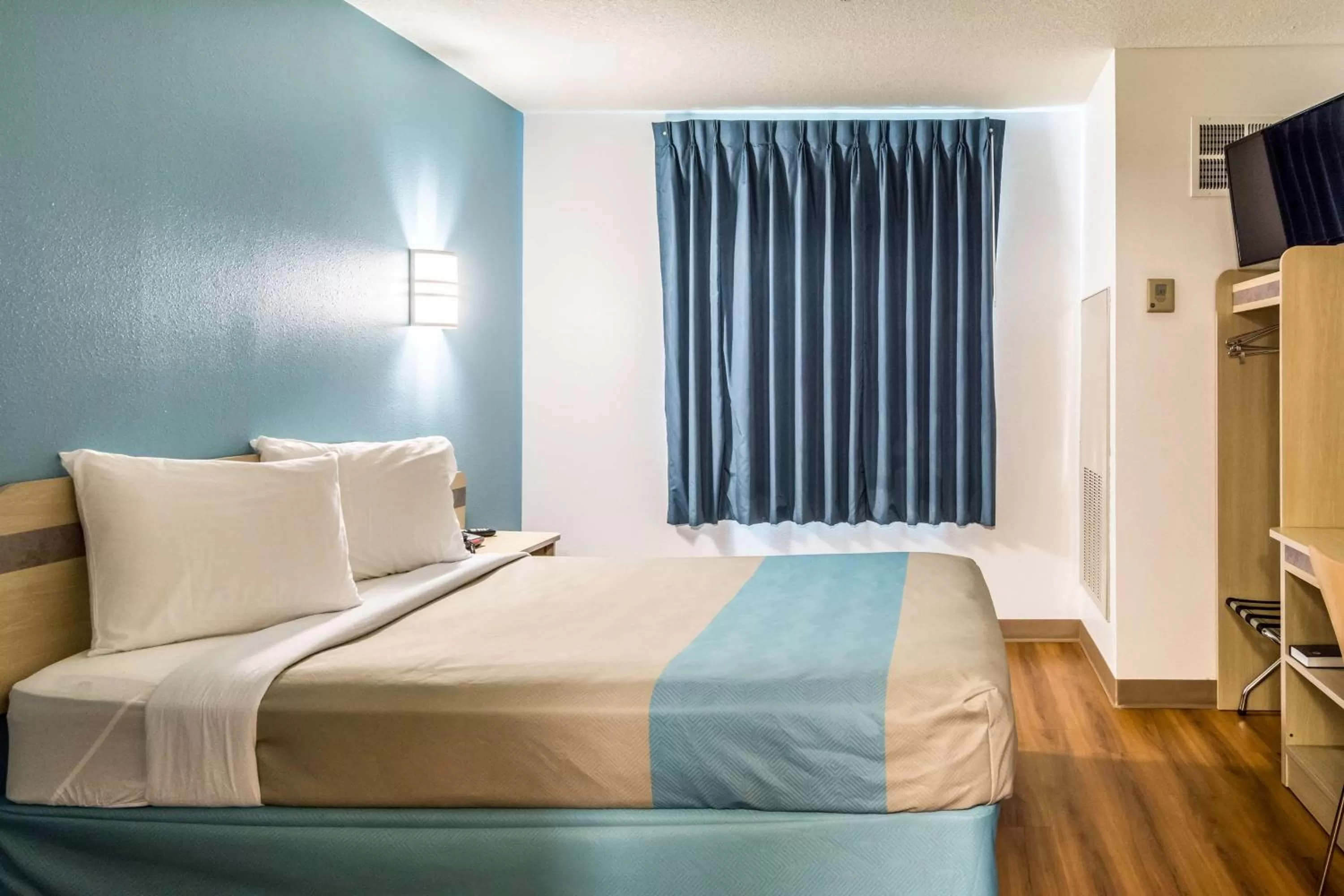 TV and multimedia, Bed in Motel 6-Lincoln City, OR