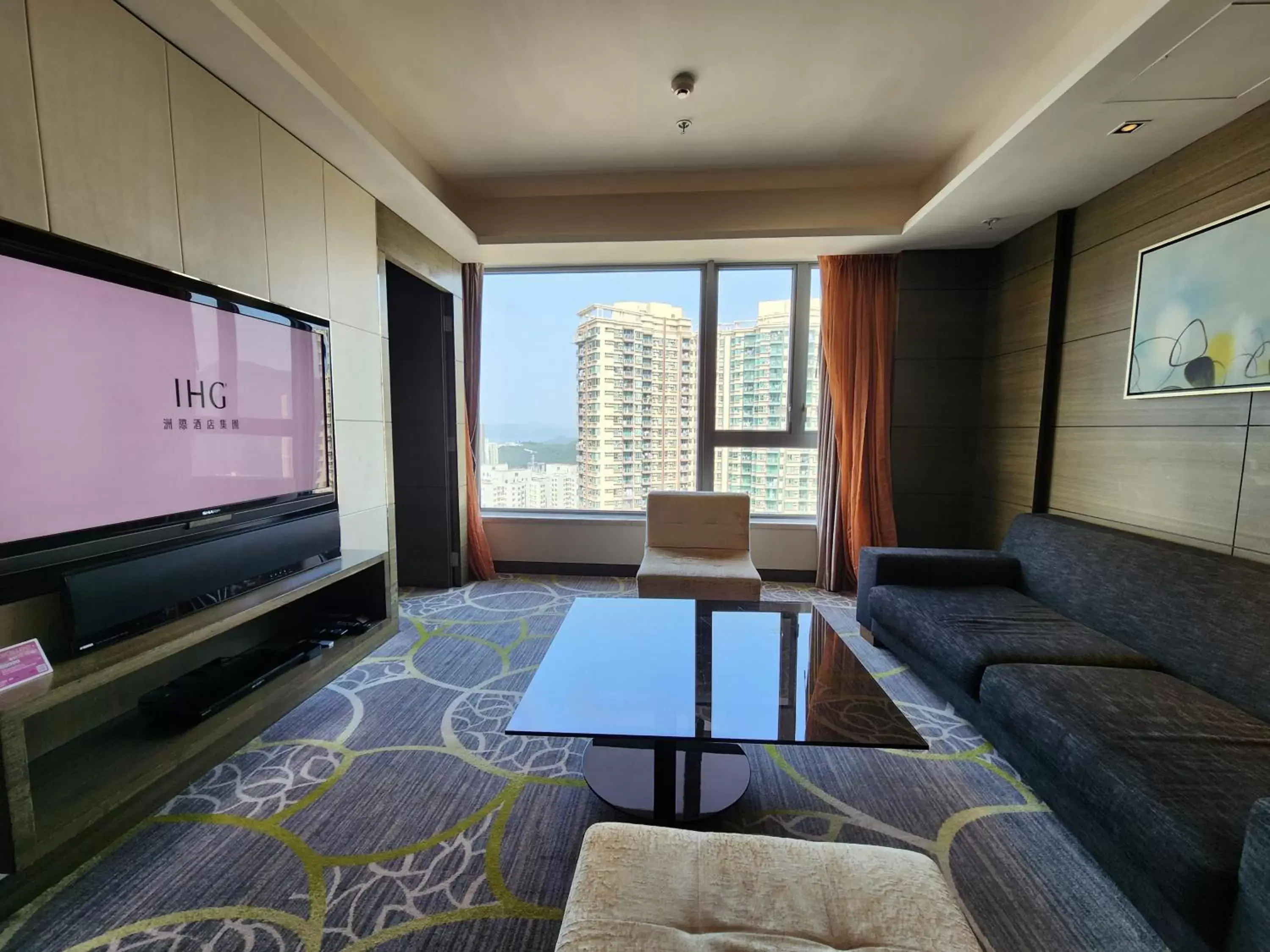 Living room, Seating Area in Crowne Plaza Hong Kong Kowloon East, an IHG Hotel